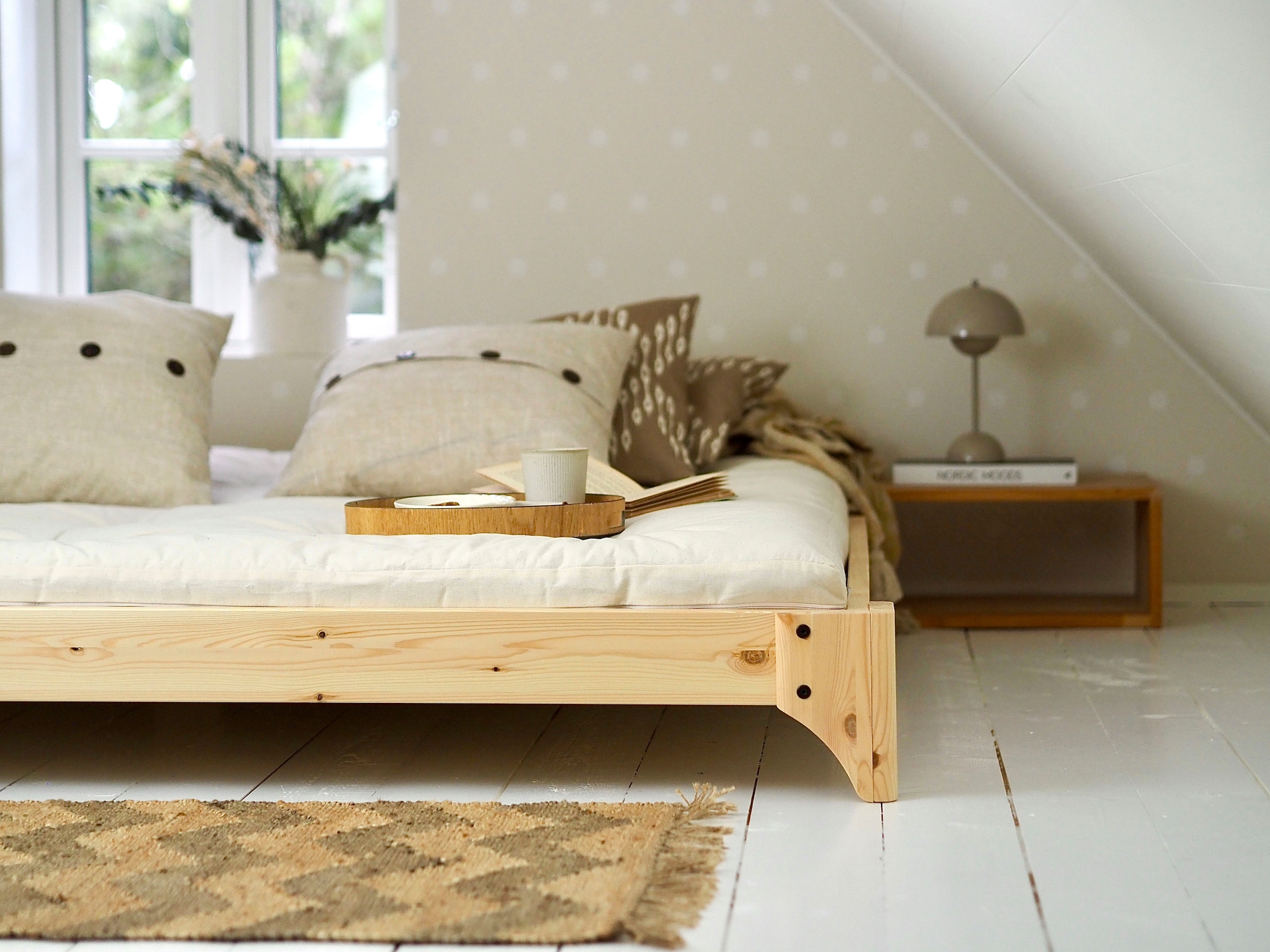 Karup Design Lit futon »Elan Bettgestell, massiv Kiefernholz, minimalistisches Scandi Design« comprend sommier à lattes, disponible en différentes largeurs