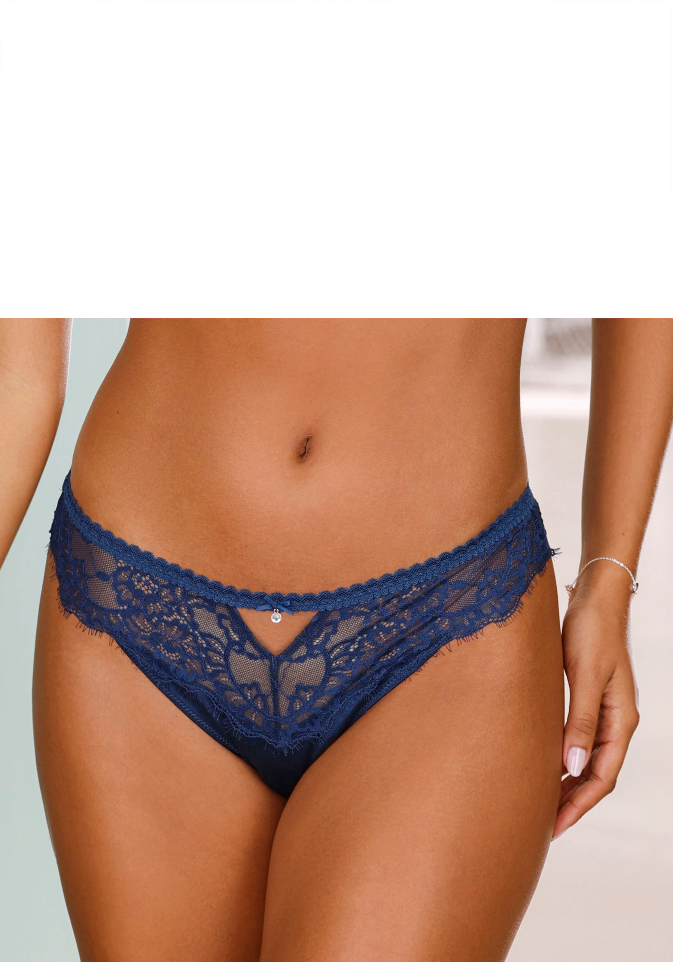 LASCANA String »Alana«, aus floraler Spitze und edler Qualität mit hohem Seidenanteil