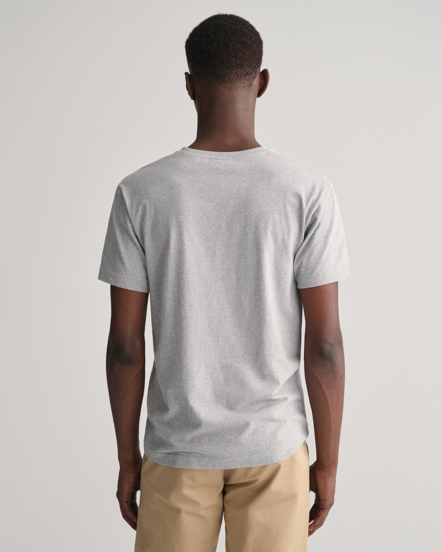Gant T-Shirt »SLIM SHIELD V-NECK T-SHIRT«, mit einer kleinen Logostickerei auf der Brust