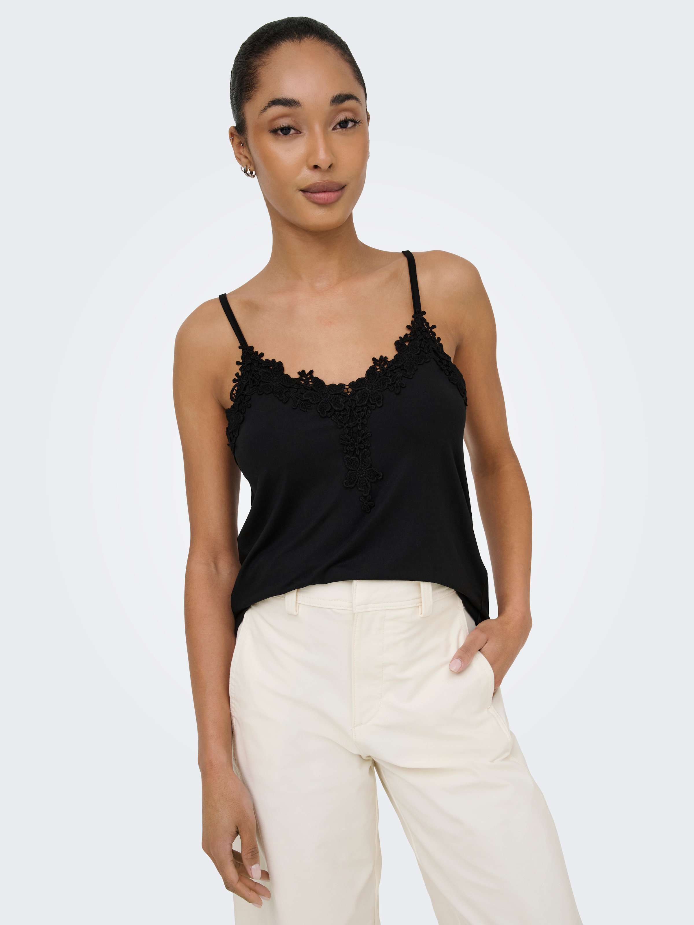 ONLY Top en dentelle »ONLBETINA S/L V-NECK LACE TOP CS JRS« fibre synthétique, coupe régulière