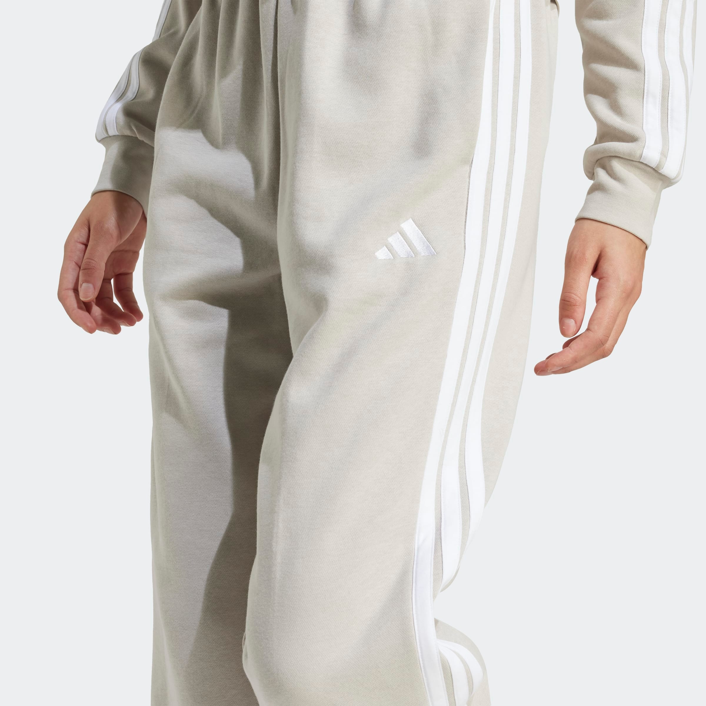 adidas Sportswear Pantalon de sport »ESSENTIALS 3-STREIFEN LOOSE-FIT«  coupe ample, jambes fuselées