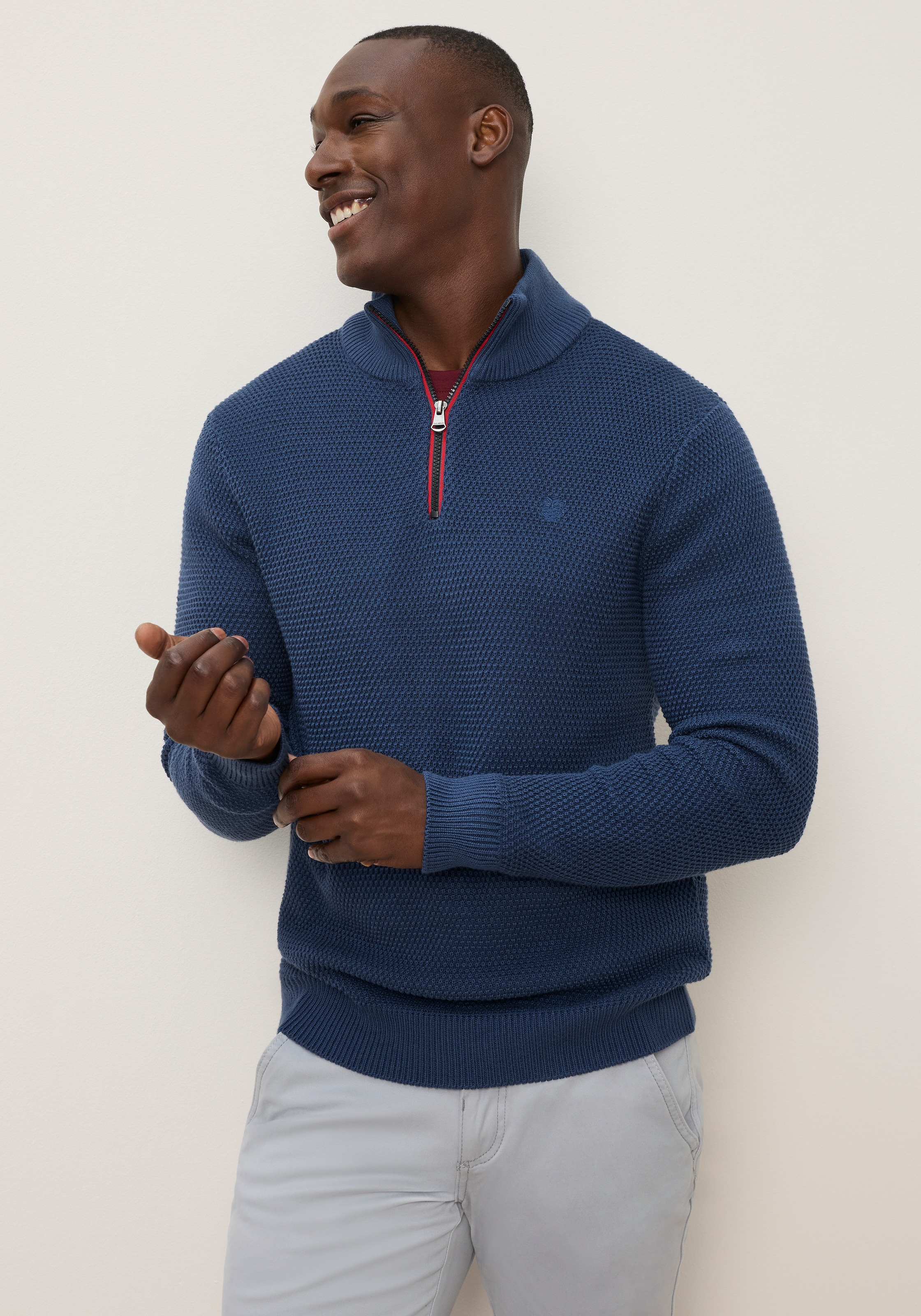 DELMAO Troyer »Neue Kollektion! Highlight Kontrast- Reissverschluss« aus Strickmaterial, Regular Fit, mit Label-Applikation