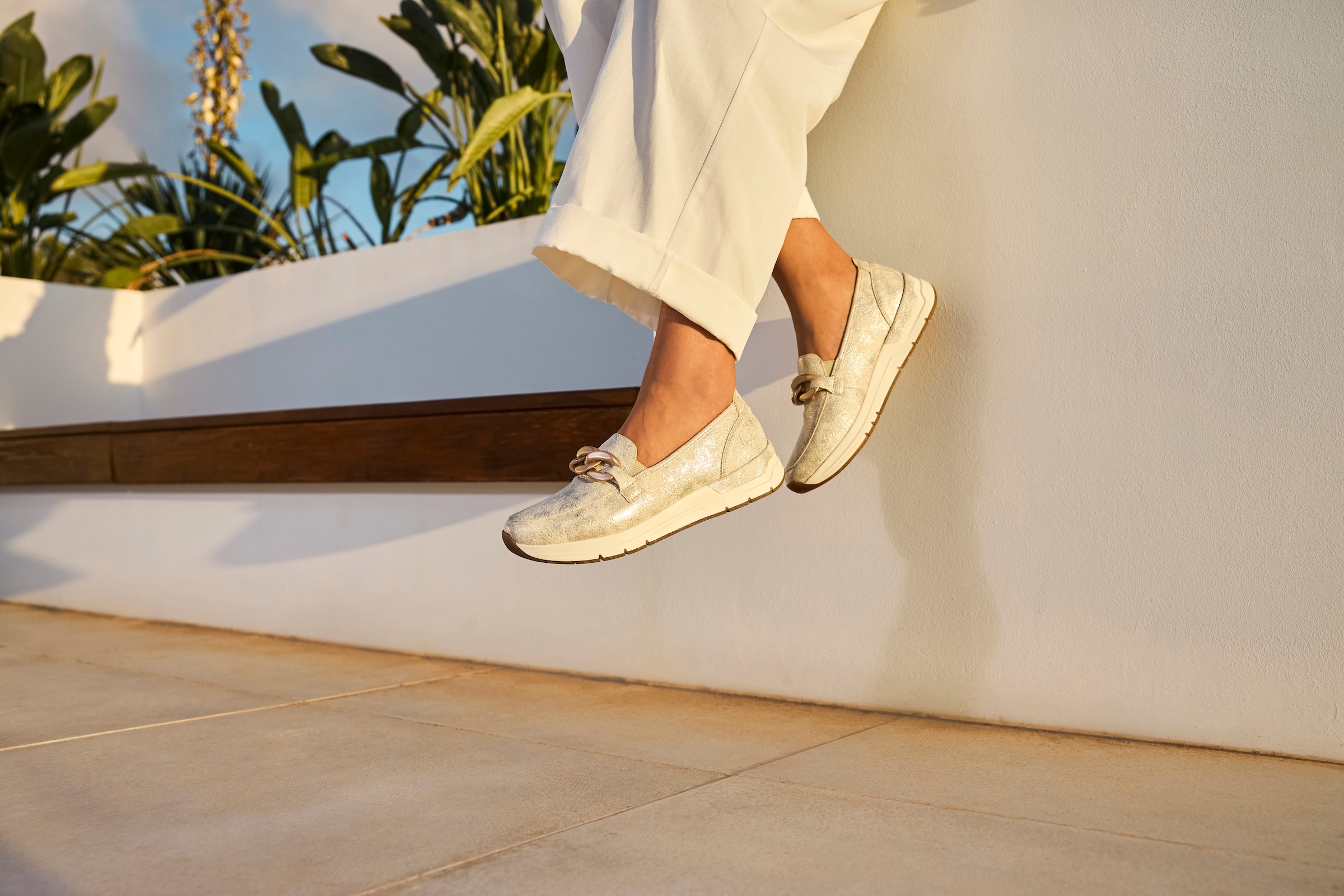 Rieker Loafer  , Slipper, Slip-on Sneaker, Halbschuh mit modischer Zierkette