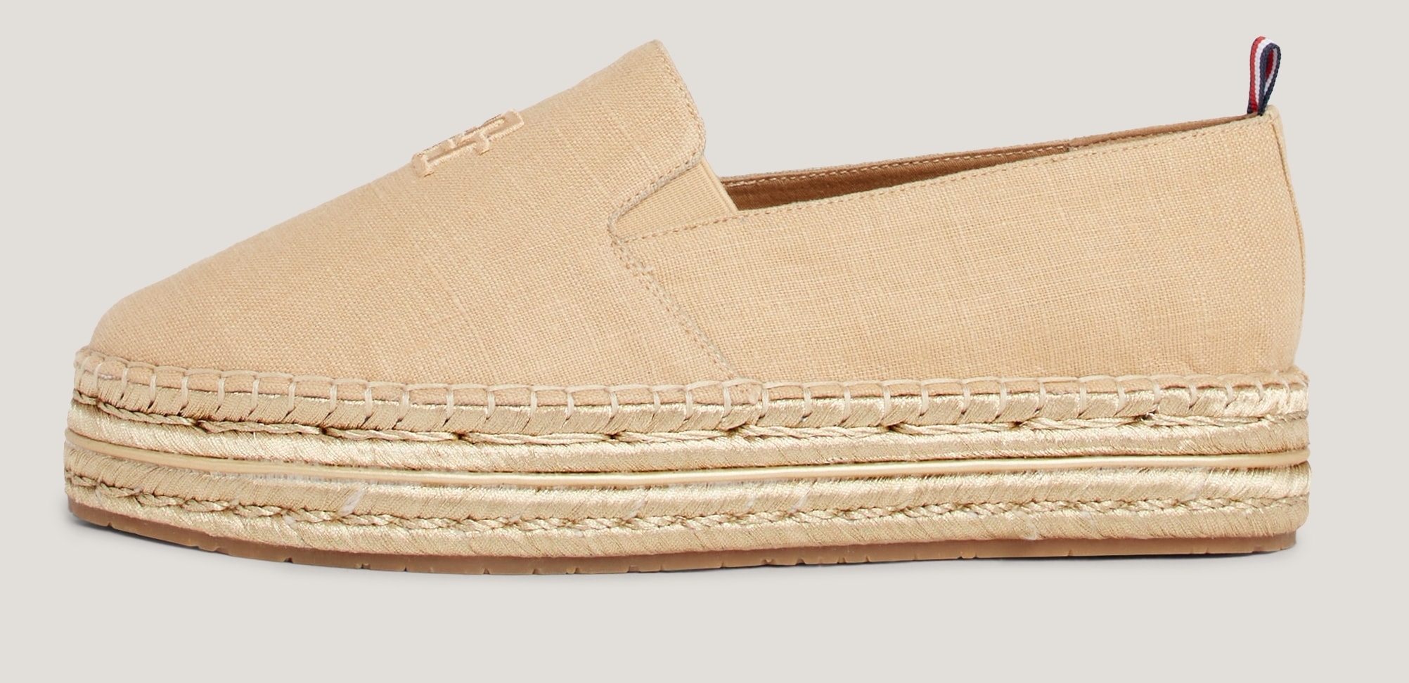 Tommy Hilfiger Espadrille »TH EMBROIDERED GOLD FLATFORM«, Plateau Schuh, Sommerschuh, Slipper mit Stretcheinsätzen, schmale Form