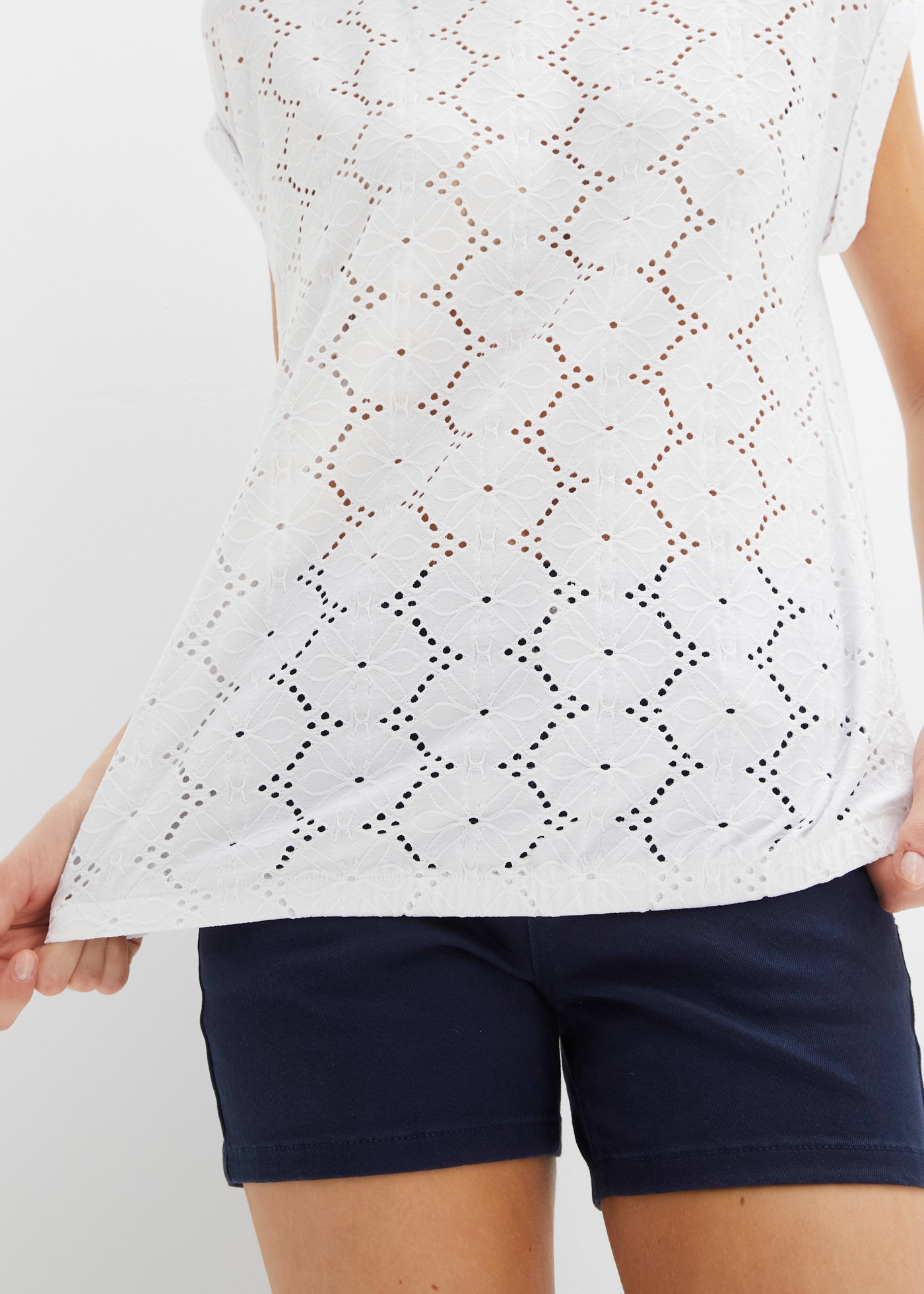 Image of bonprix Shirtbluse bequeme Passform, mit Lochstickerei, elastisches Material