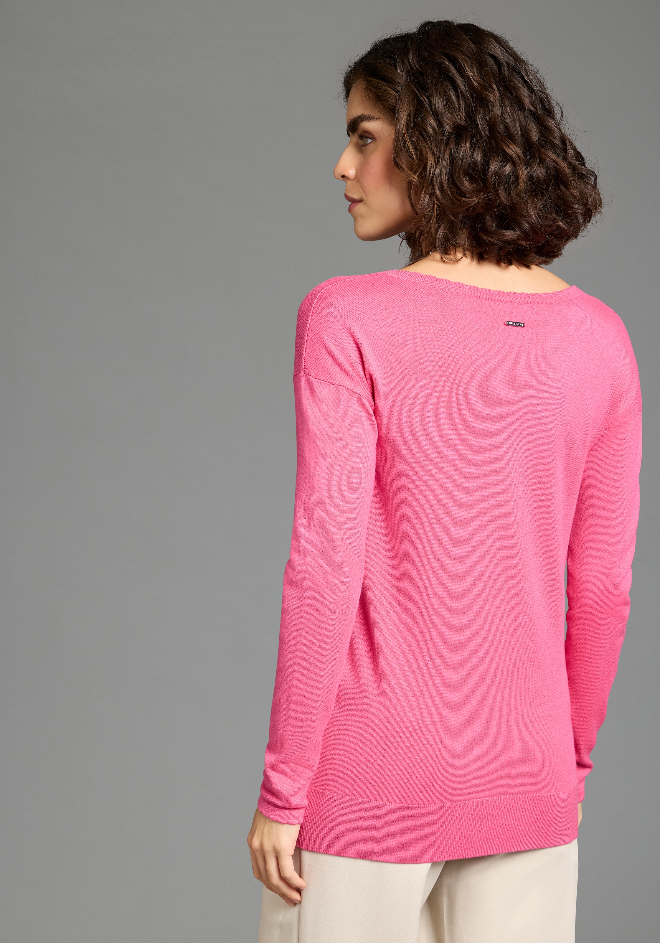 Laura Scott V-Ausschnitt-Pullover mit femininer Wellenkante