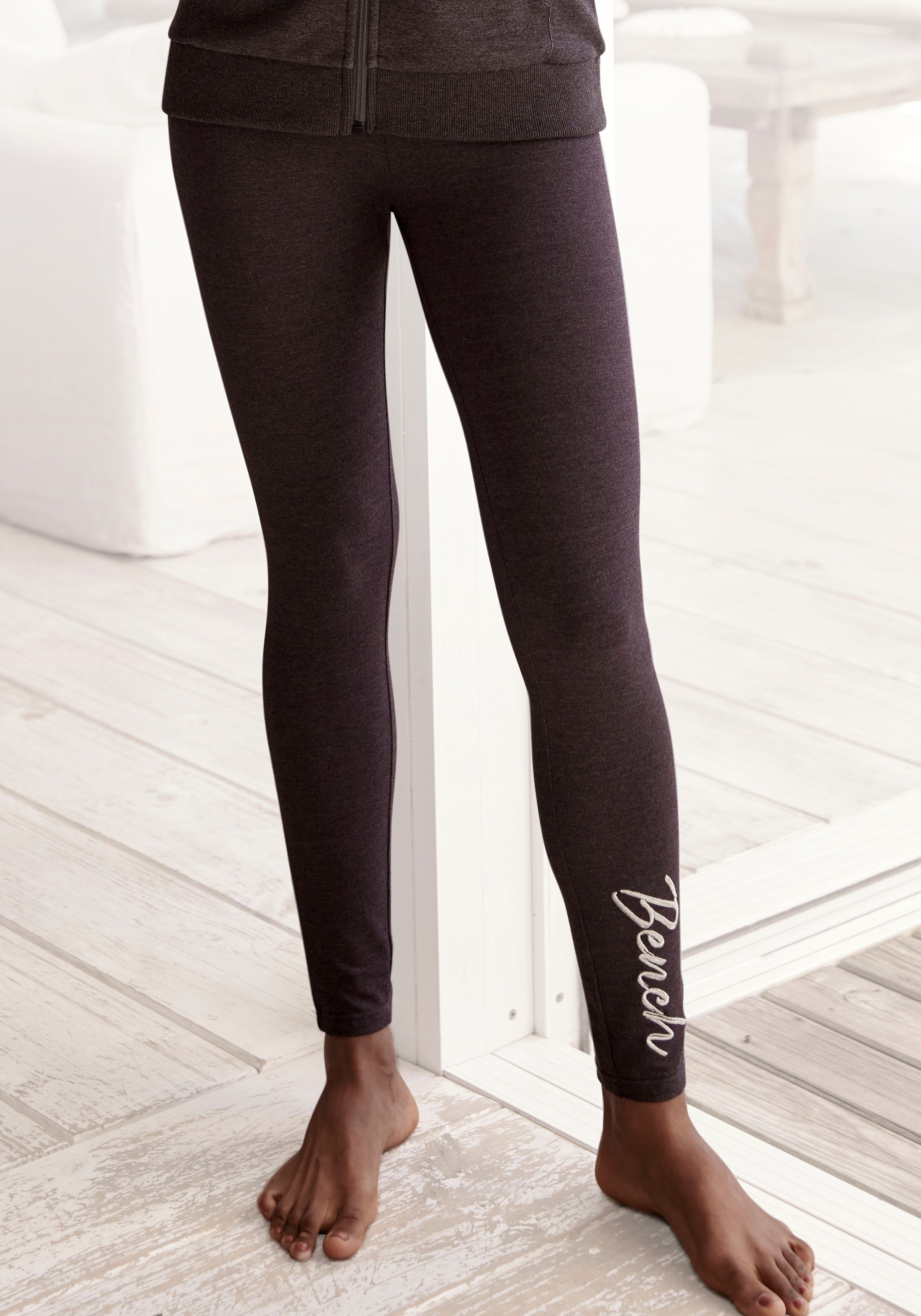 Image of Bench. Loungewear Leggings mit glänzender Logostickerei, Loungewear