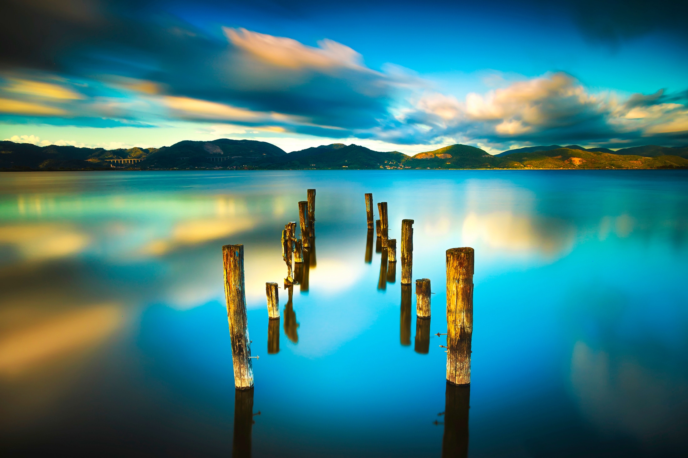 Image of Papermoon Fototapete "HOLZ-BRÜCKE-ALT STEG MEER GEBIRGE SEE STRAND SONNE RUHE"