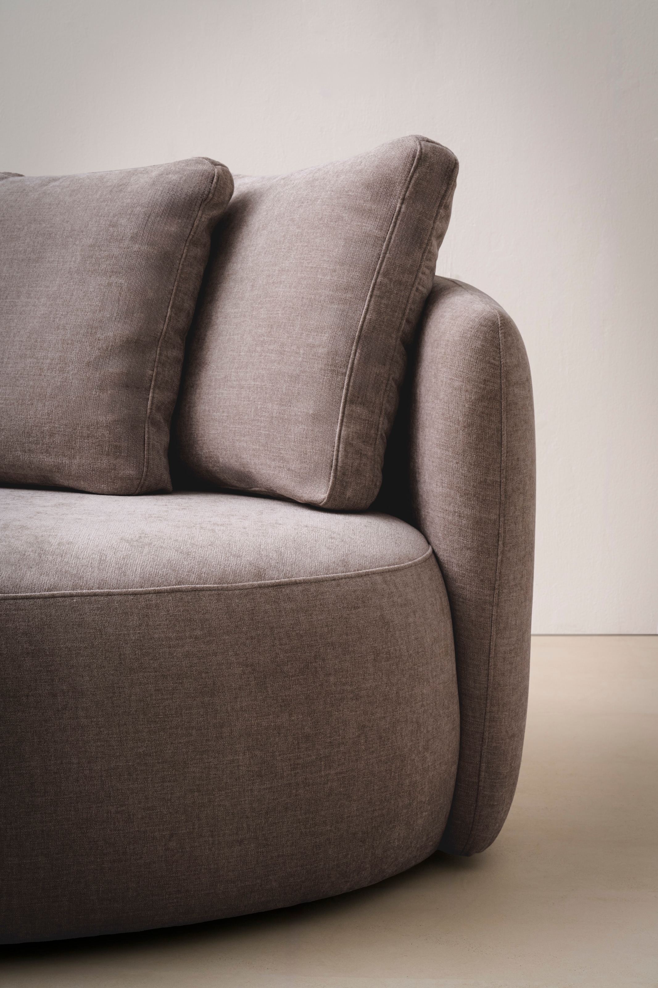 GOODproduct 2,5-places »Kaarl, rundes Loungesofa, Sofa mit Kissen, perfekt gepolstert« Webstoff, in fünf Farben, zeitloses Design, inkl. 5 Rückenkissen