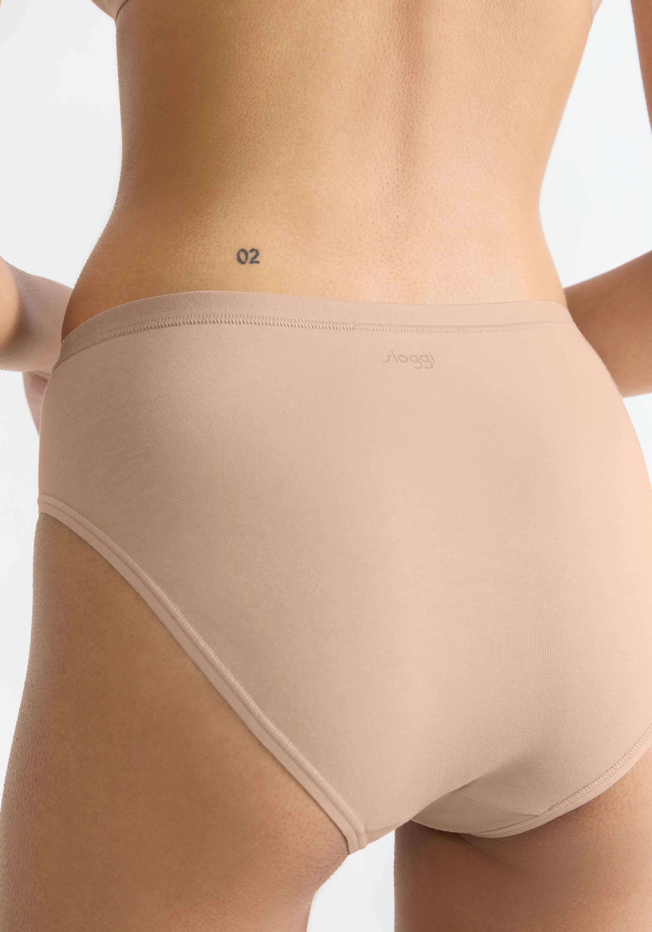 sloggi Slip »GO Daily Cotton Tai 3P«, (3er Pack), Glanz-Effekt Details, hoher Beinausschnitt