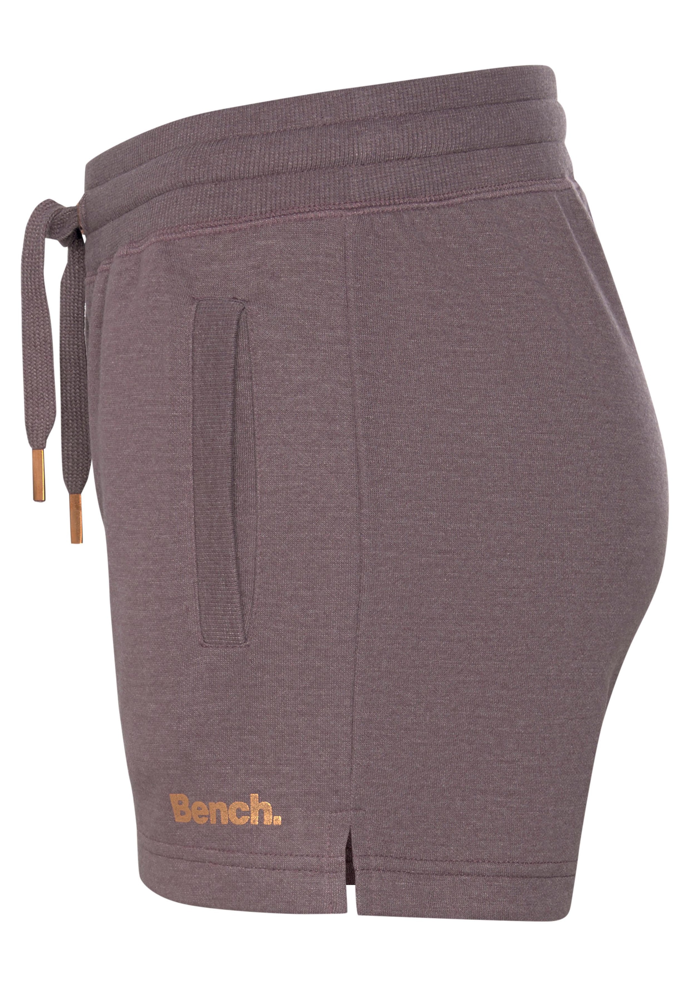 Bench. Loungewear Relaxshorts »-Kurze Sweathose«, mit kurzen Seitenschlitzen und seitliche Taschen, Loungeanzug