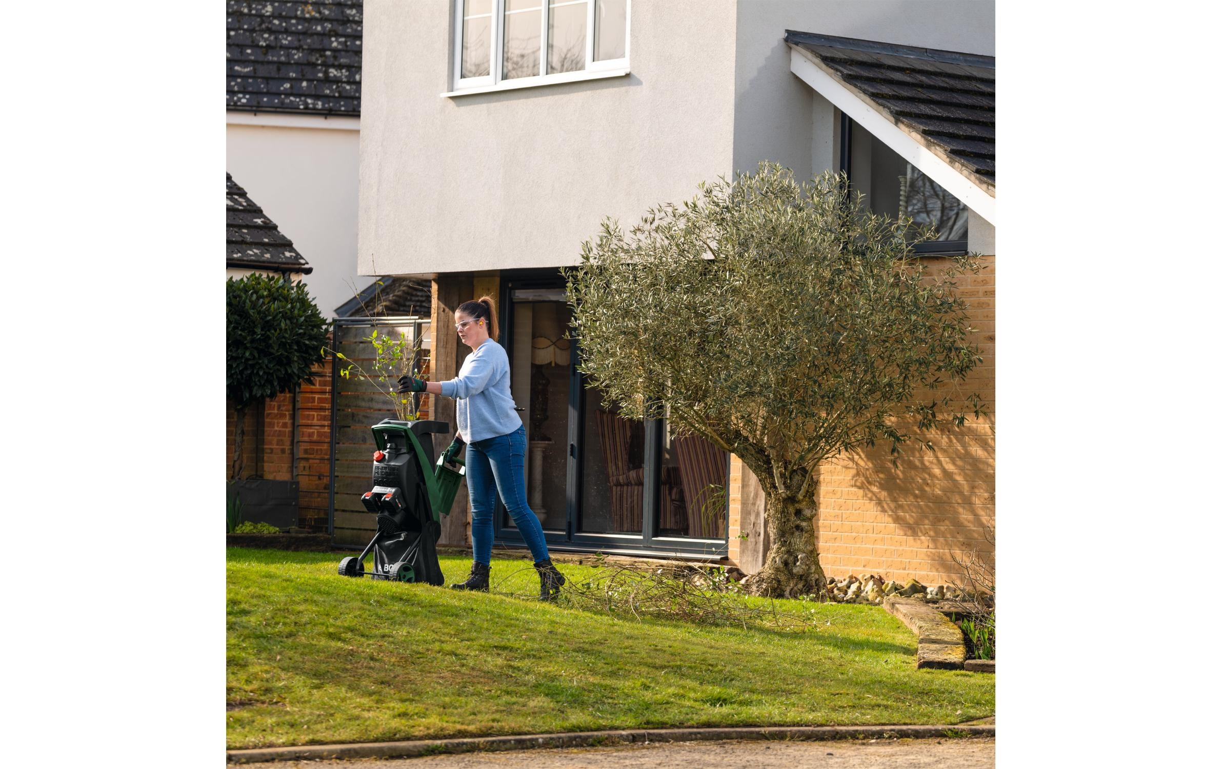 BOSCH Broyeurs de végétaux »UniversalShredder 2x18V-25« kraftvolle 36V-Leistung durch 2x 18V-Akku