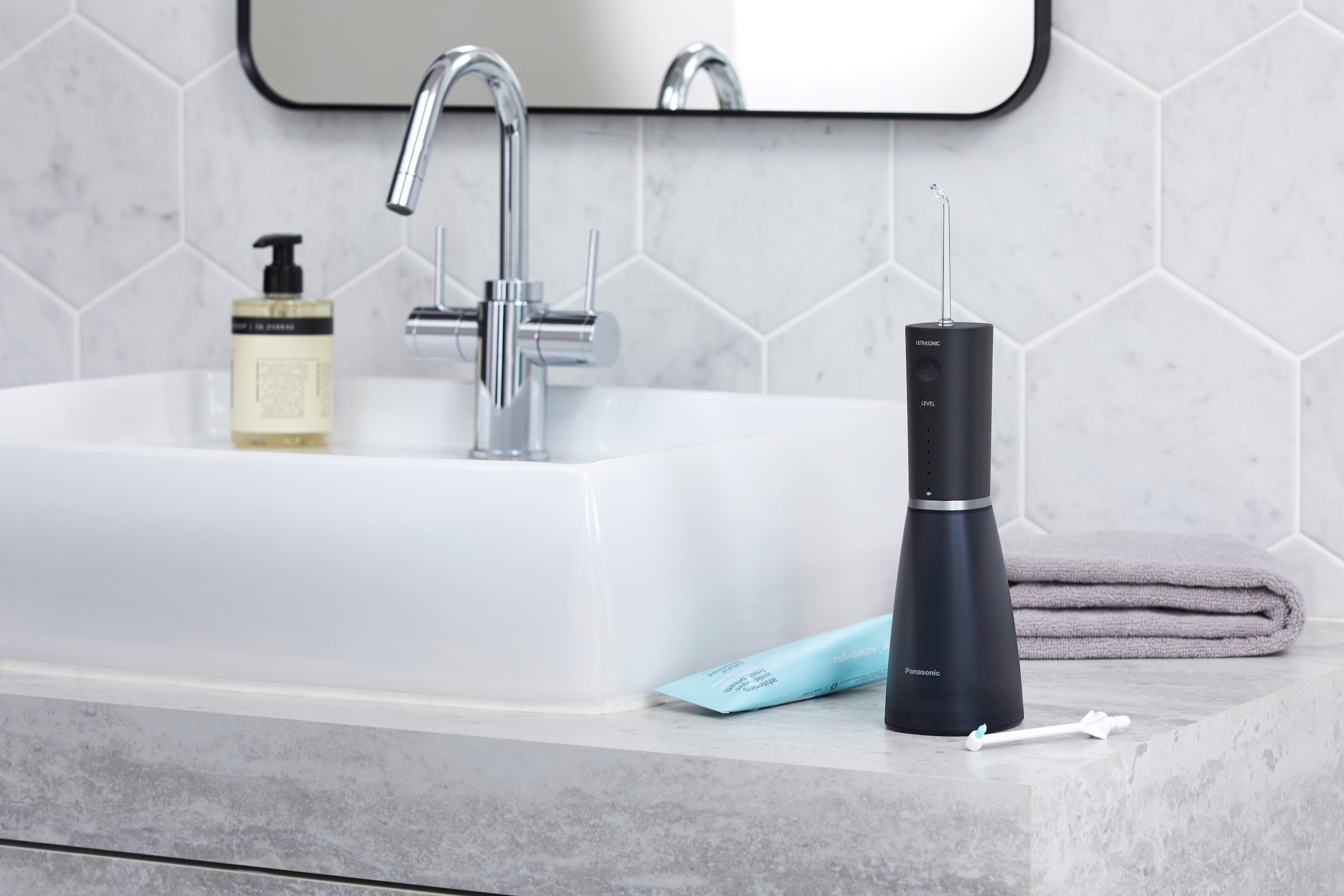 Panasonic Douche buccale »EW-DJ86-K503« 2 cuis Aufsätze Kabellos, Ultraschall-Technologie, Schnellladen durch USB-C, 5 Stufen