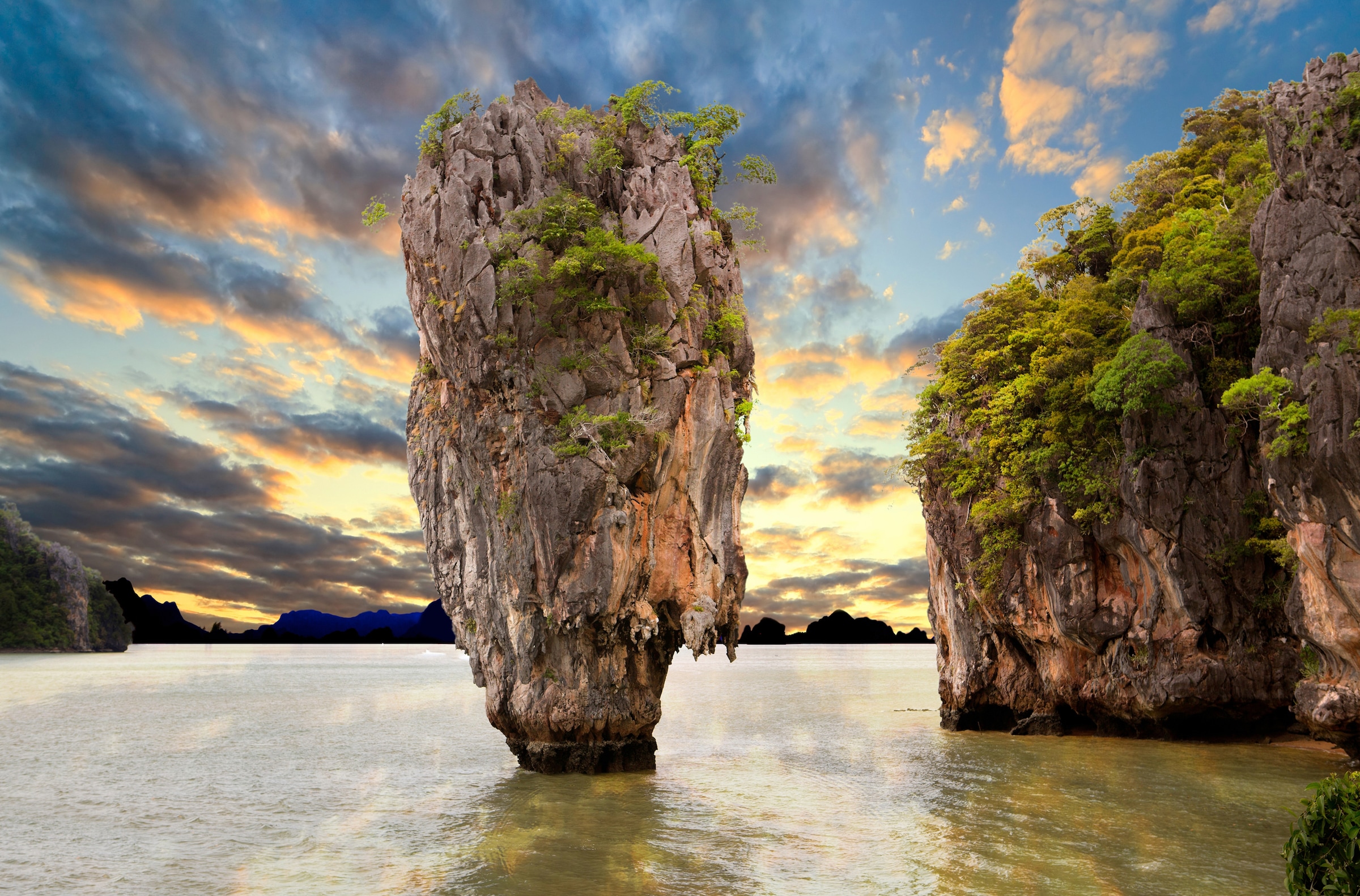 Image of Papermoon Fototapete "INSEL-PHANG NGA THAILAND JAMES BOND KLIPPE GEBIRGE MEER"