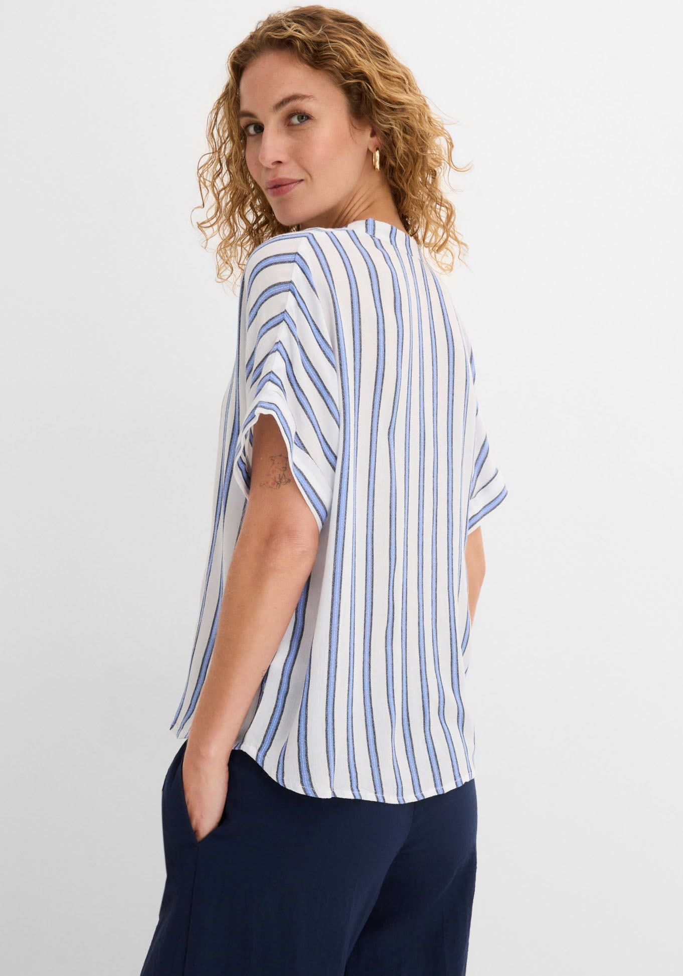 bonprix Blouse chemise avec col montant étroit et encolure en V
