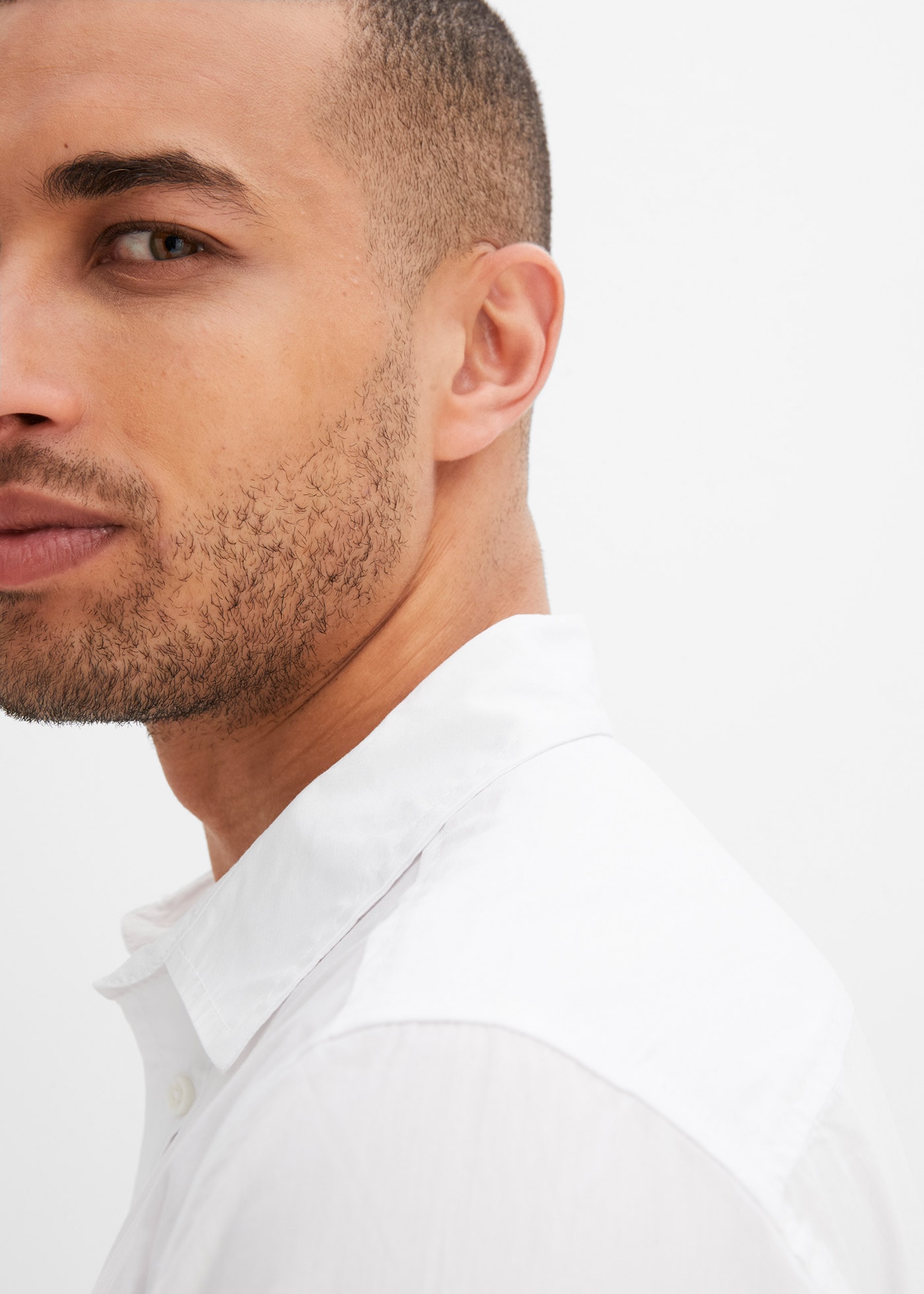 bonprix Chemise à manches longues schmale Passform, aus Baumwolle, Polyamid und Elasthan, Kentkragen