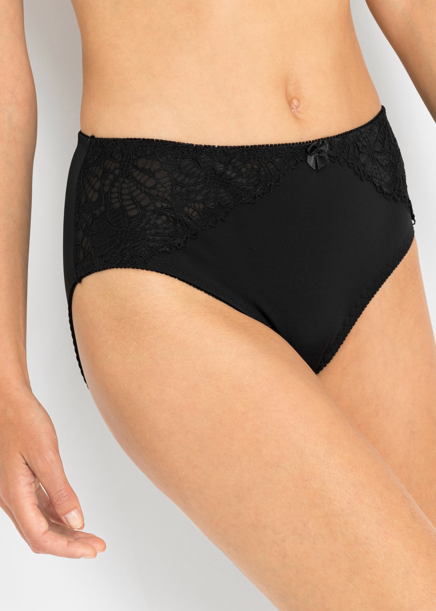 bonprix Maxislip Packung, 2 cuis über die Hüfte geführt, mit floraler Spitze auf der Vorderseite