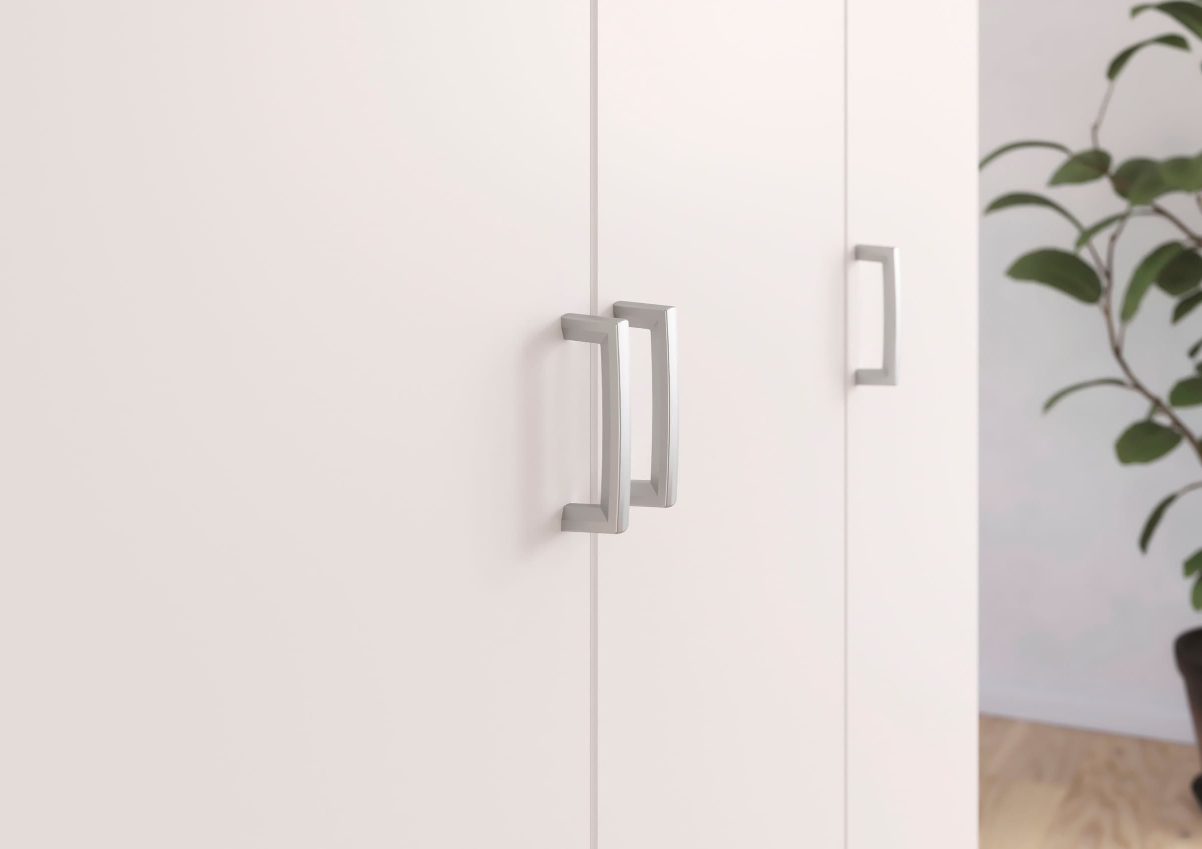 rauch Drehtürenschrank »Kleiderschrank Garderobe GAMMA Breiten 360 cm« in 3 Ausstattungen BASIC/CLASSIC/PREMIUM (inkl. SOFT-CLOSE-Funktion),  mit Schubladen, verschiedene Griff-Varianten TOPSELLER MADE IN GERMANY