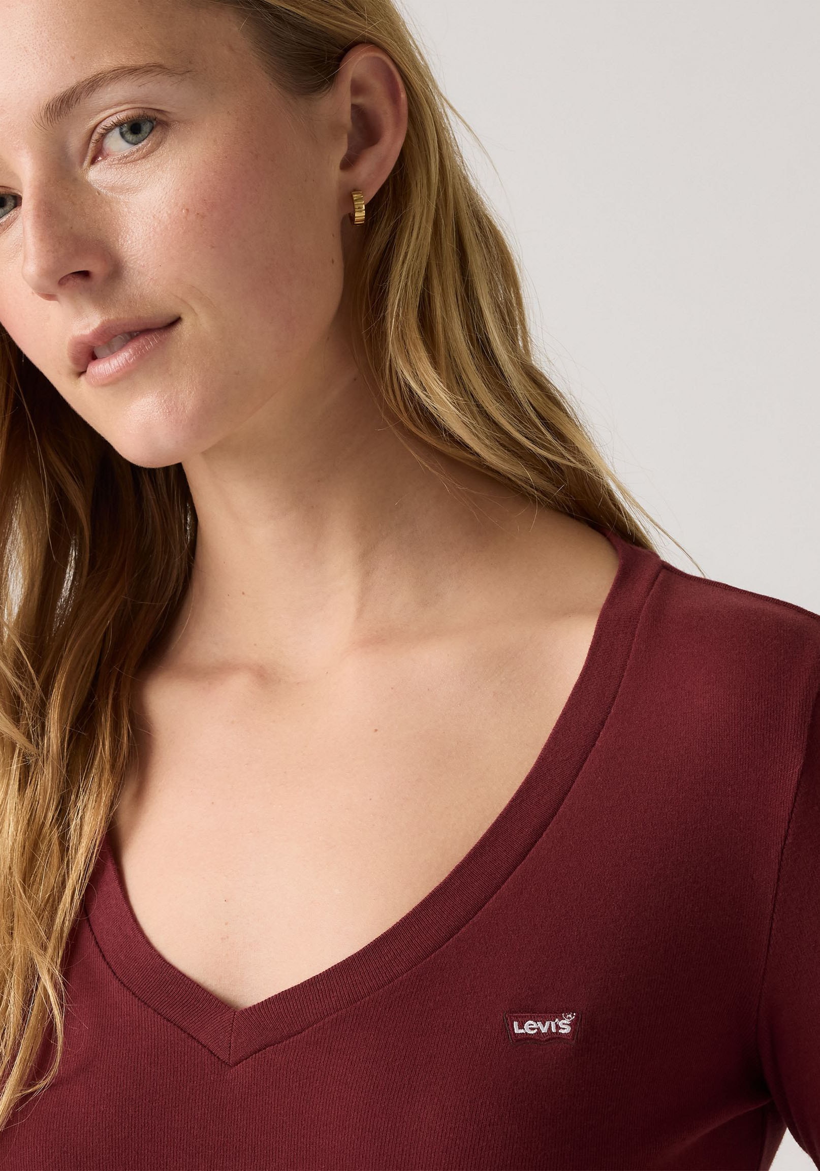 Levi's® Langarmshirt »ESSENTIAL HM LS VNECK«, mit Logo Stickerei