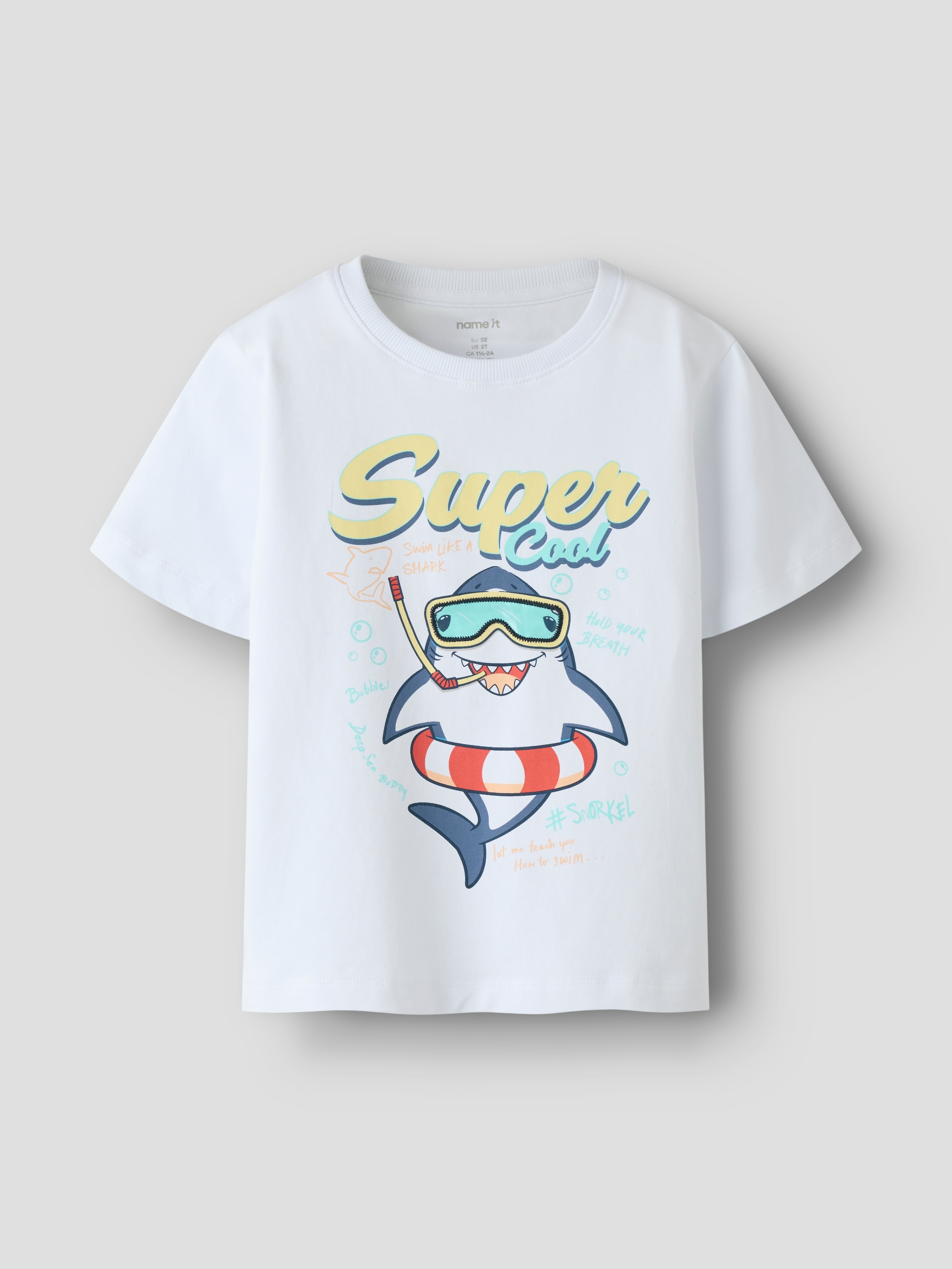 Name It T-shirt »NMMFYMZ SS NREG TOP BOX« avec motif estival sur le devant