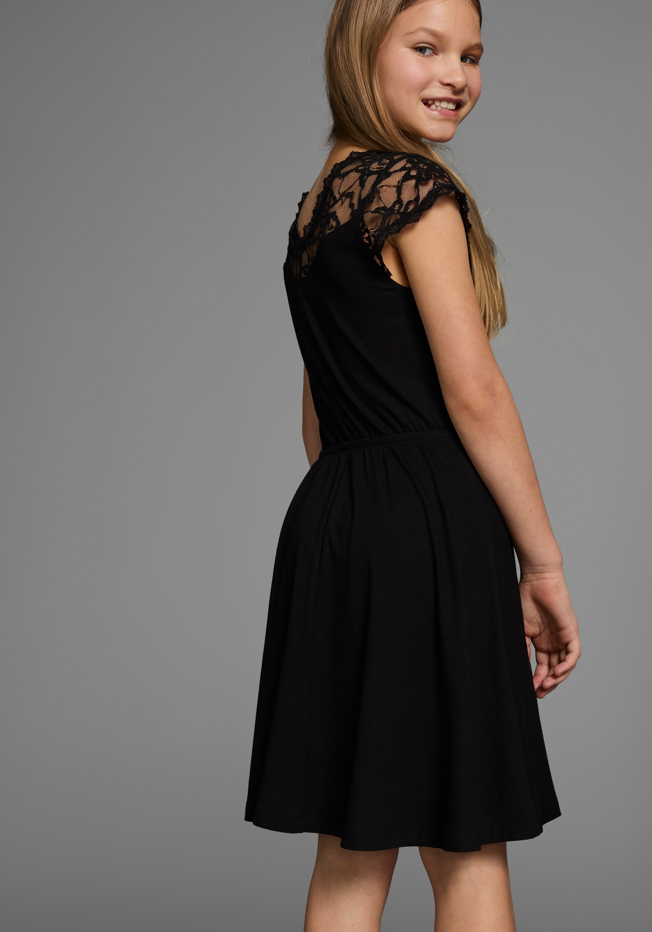 KIDSWORLD Jerseykleid »Viskose-Kleid mit Spitze«, Schöne Spitzen-Ausschitt