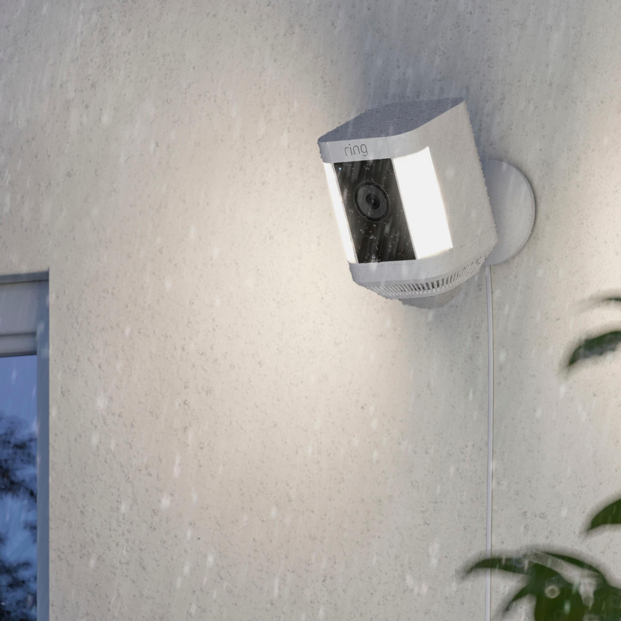 Ring Überwachungskamera »Spotlight Cam Plus, Plug-in - White - EU«, Aussenbereich