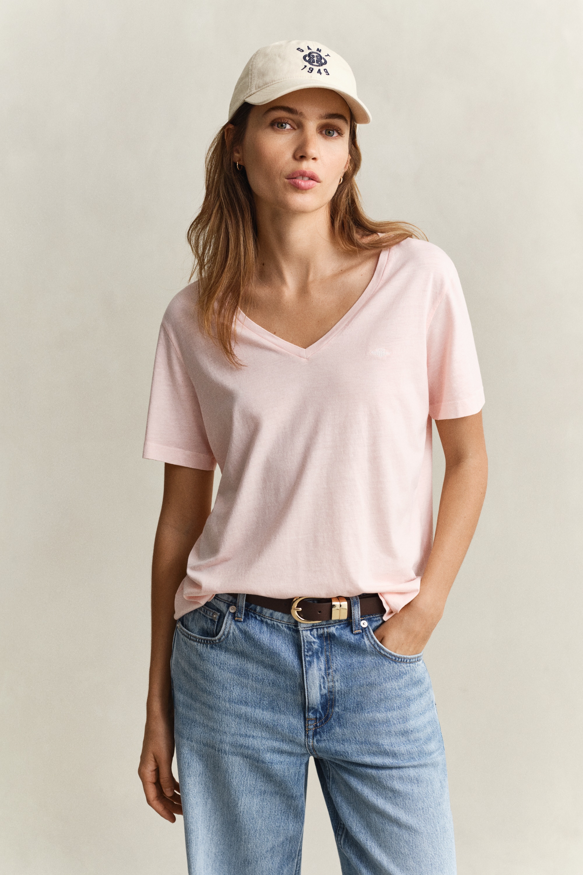 Image of Gant T-Shirt "REGULAR WASHED SHIELD V-NECK" Regular fit mit V-Ausschnitt