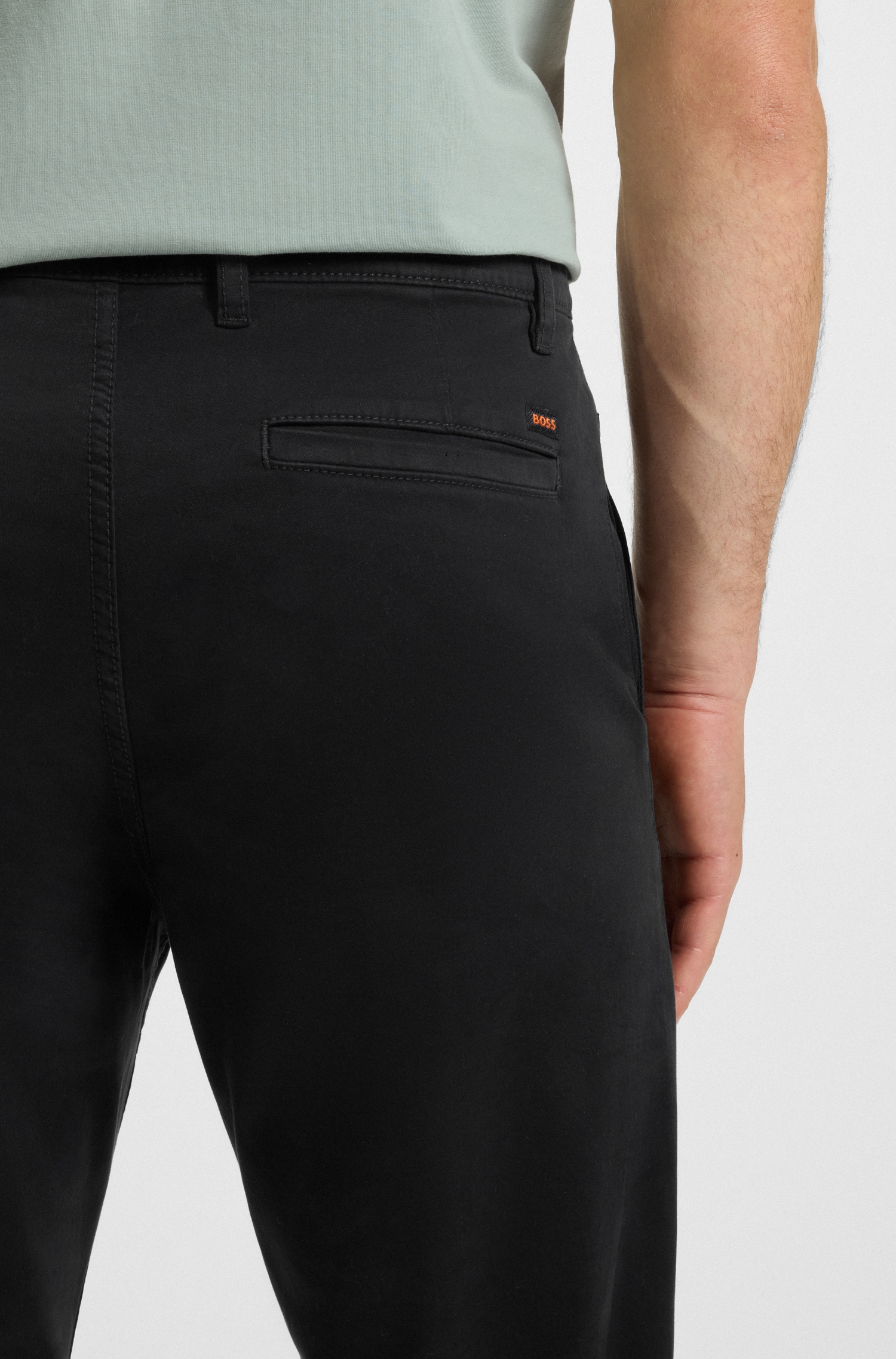 BOSS ORANGE Chinos »Tapered-fit«  En coton stretch confortable et avec logo BOSS à l'arrière