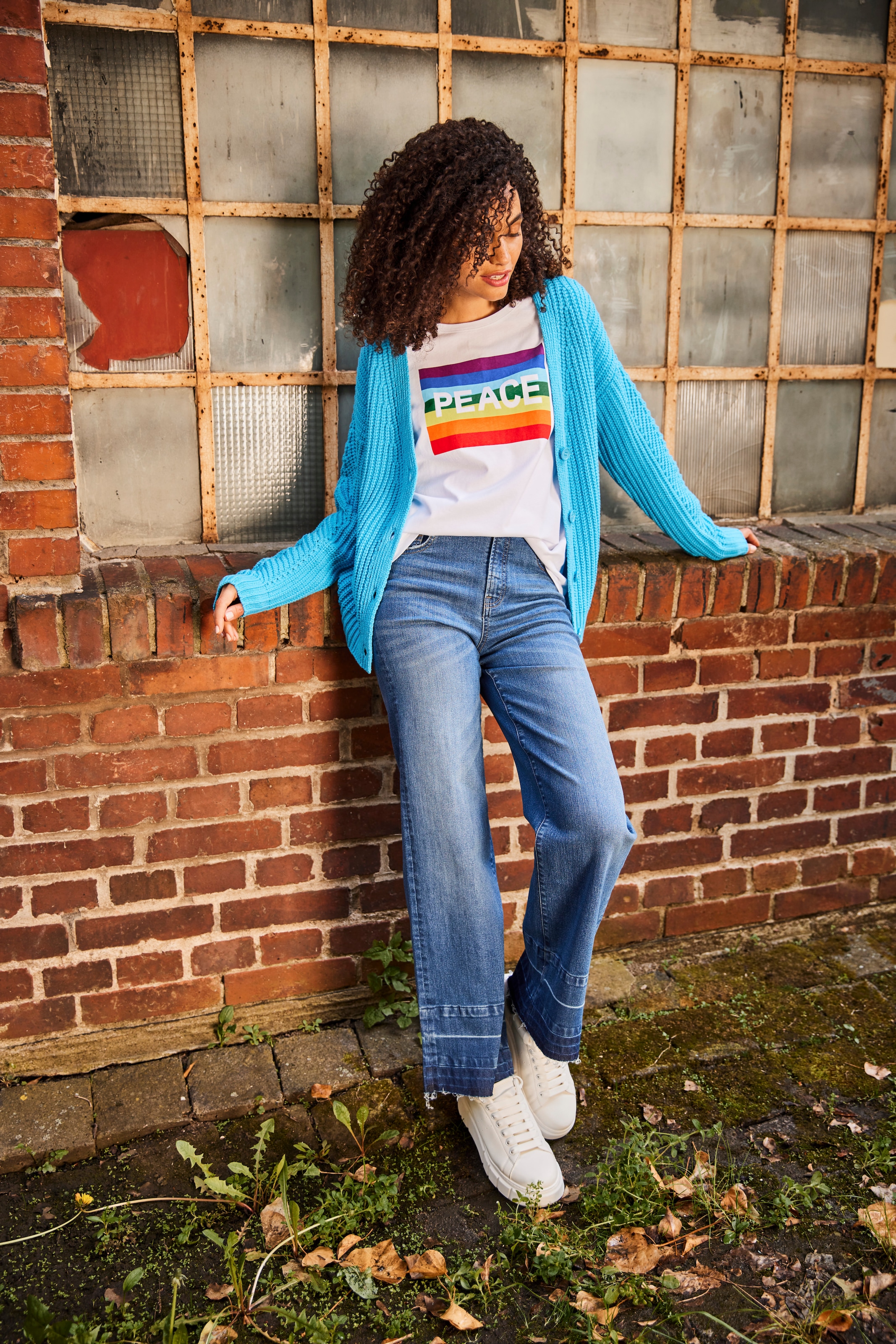 Aniston CASUAL Straight-Jeans, mit trendiger Waschung am leicht  ausgefranstem Saum versandkostenfrei auf