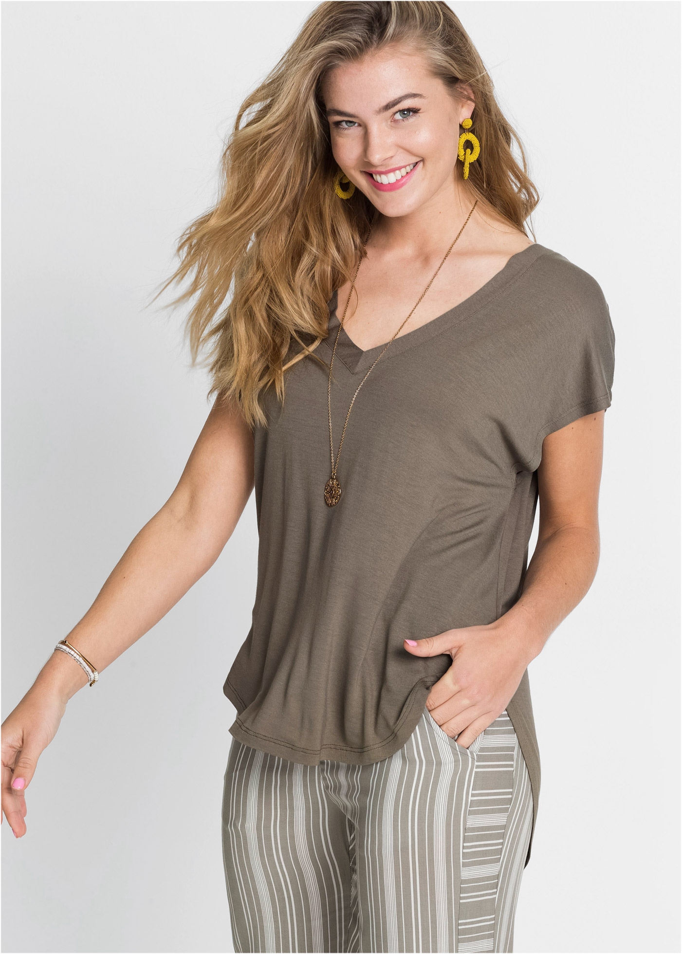 Image of bonprix Oversize-Shirt Oversize-Passform, tiefer V-Ausschnitt, abgerundeter Vokuhila-Saum