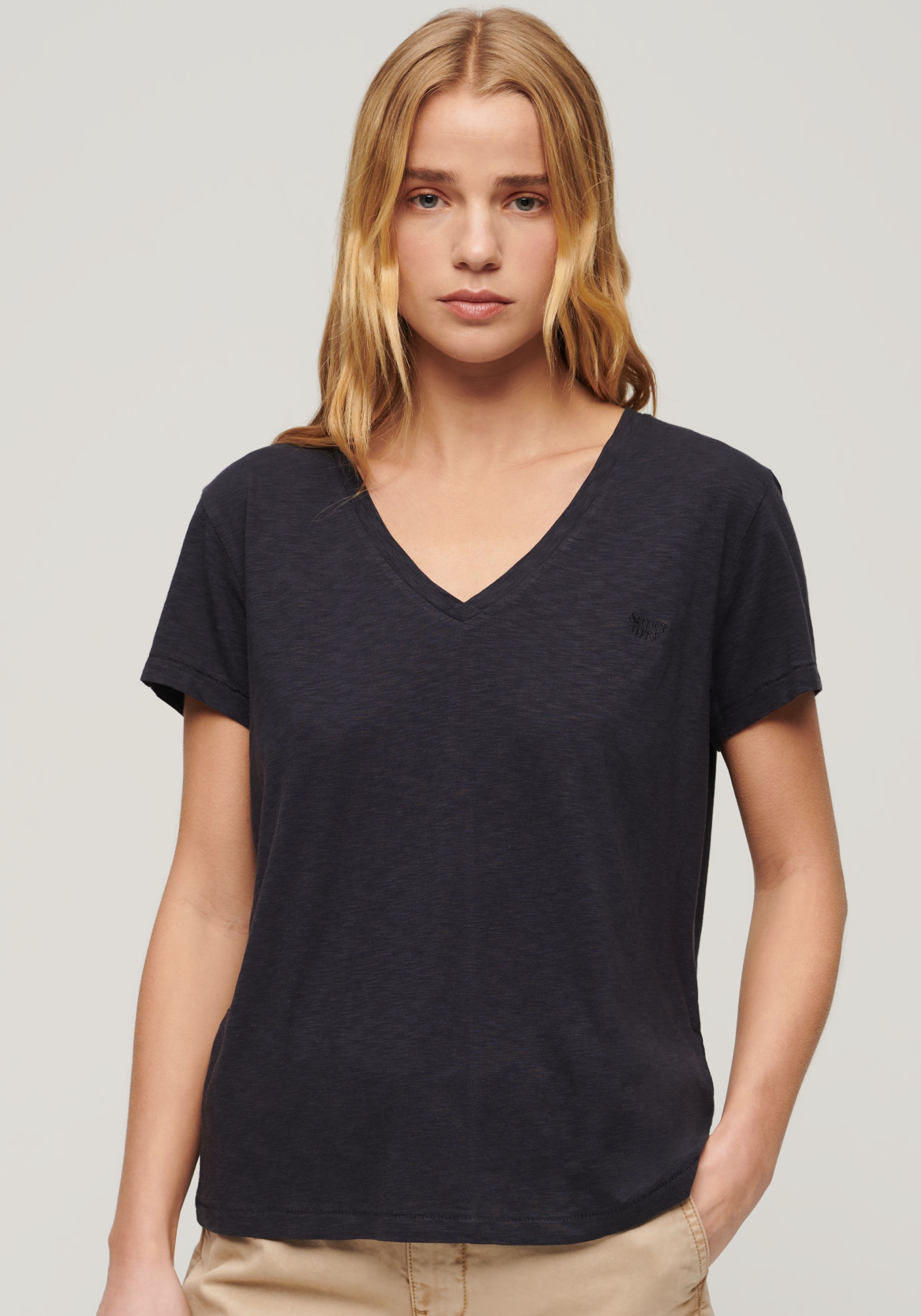Superdry V-Shirt »STUDIOS SLUB EMB VEE TEE«, strukturiertes T-Shirt mit V-Ausschnitt und Stickerei