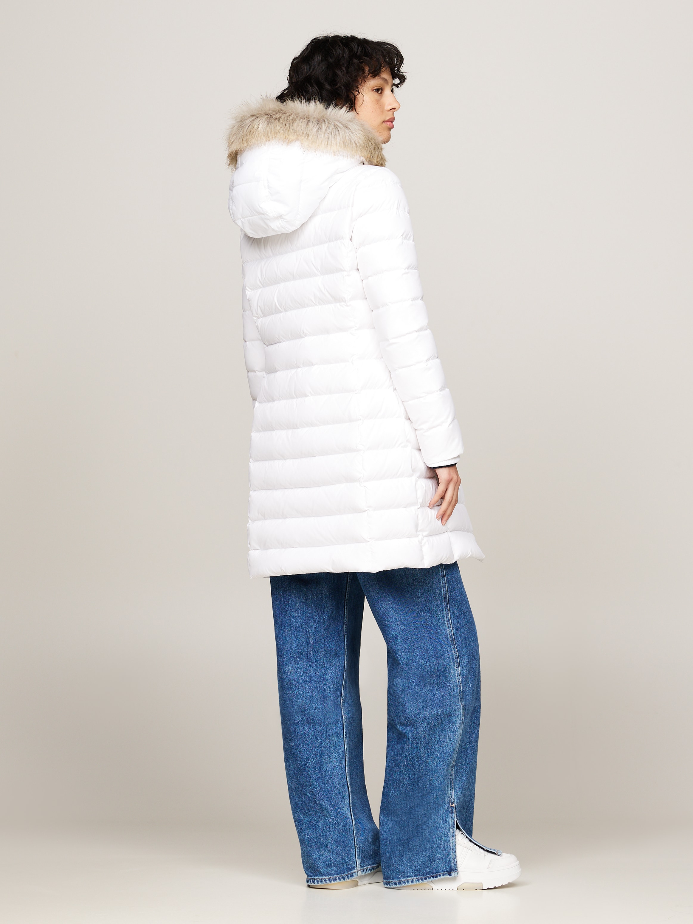 Tommy Jeans Steppmantel »TJW ESSENTIAL HOODED DOWN COAT«, mit Fellimitat, Logostickerei