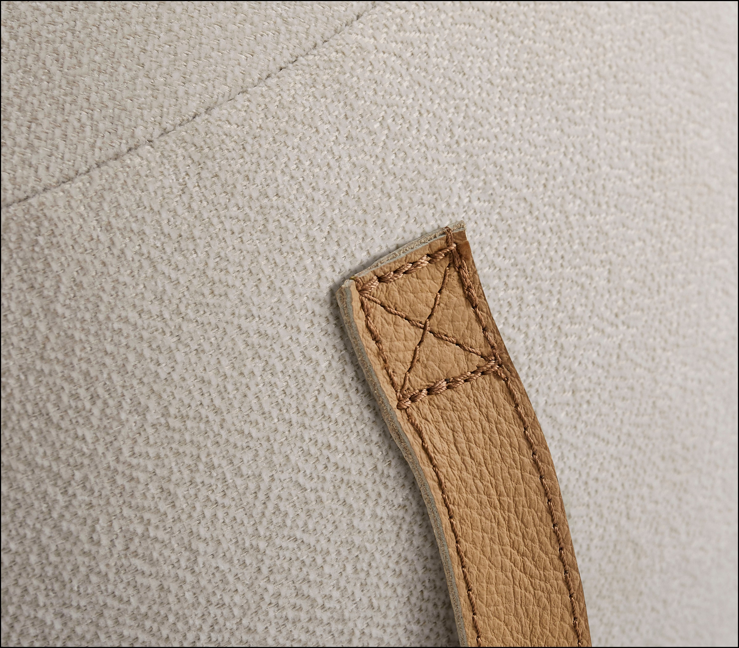 s.Oliver Tabouret »Finnian, moderner Designhocker mit Lederriemen, softes Design« hochwertig, zum Wohlfühlen in Luxus-Microfaser/Struktur oder in Bouclé