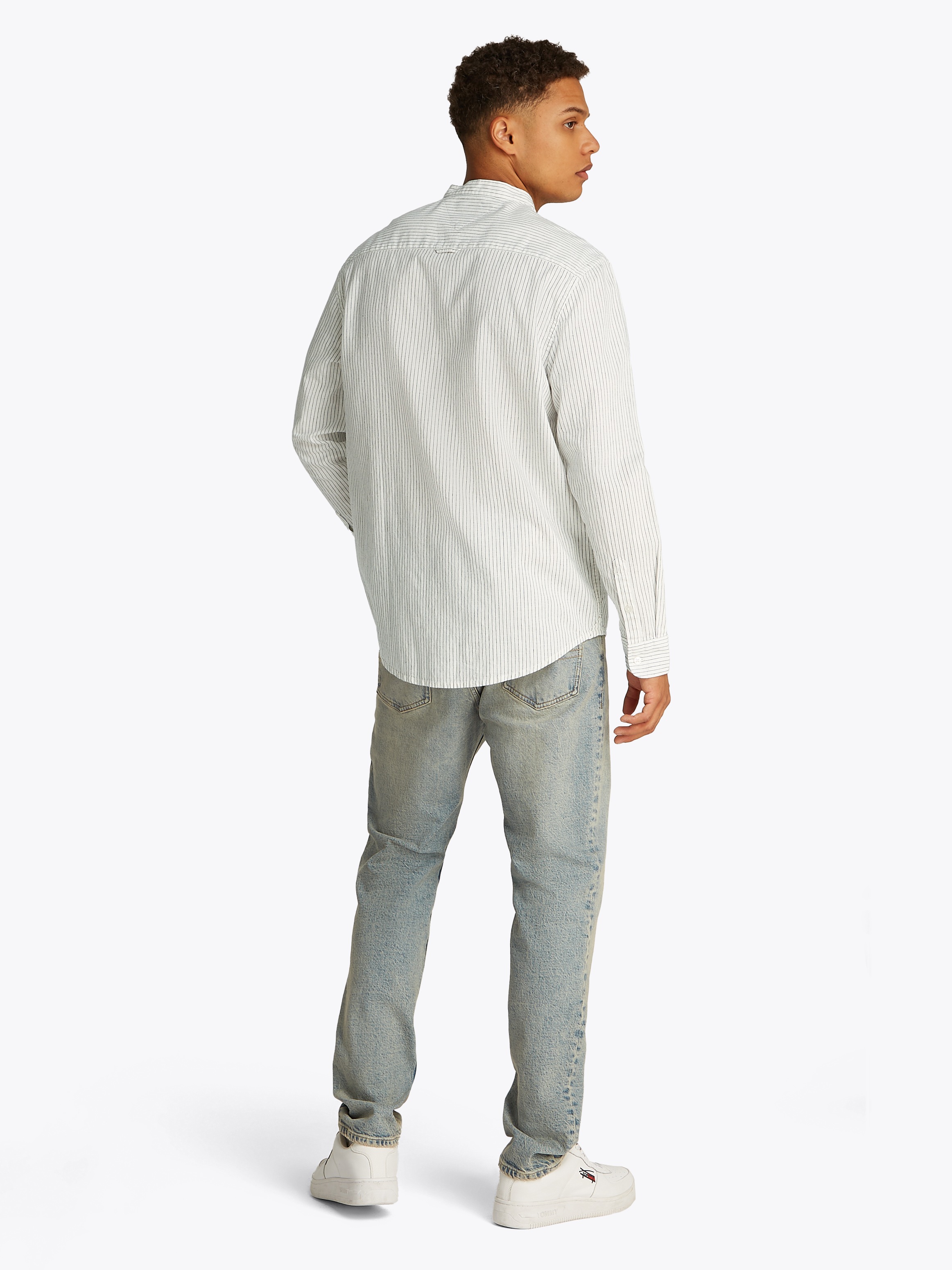Tommy Jeans Langarmhemd »TJM LINEN MIX BND STP SHRT EXT« Mit Rundhalsausschnitt