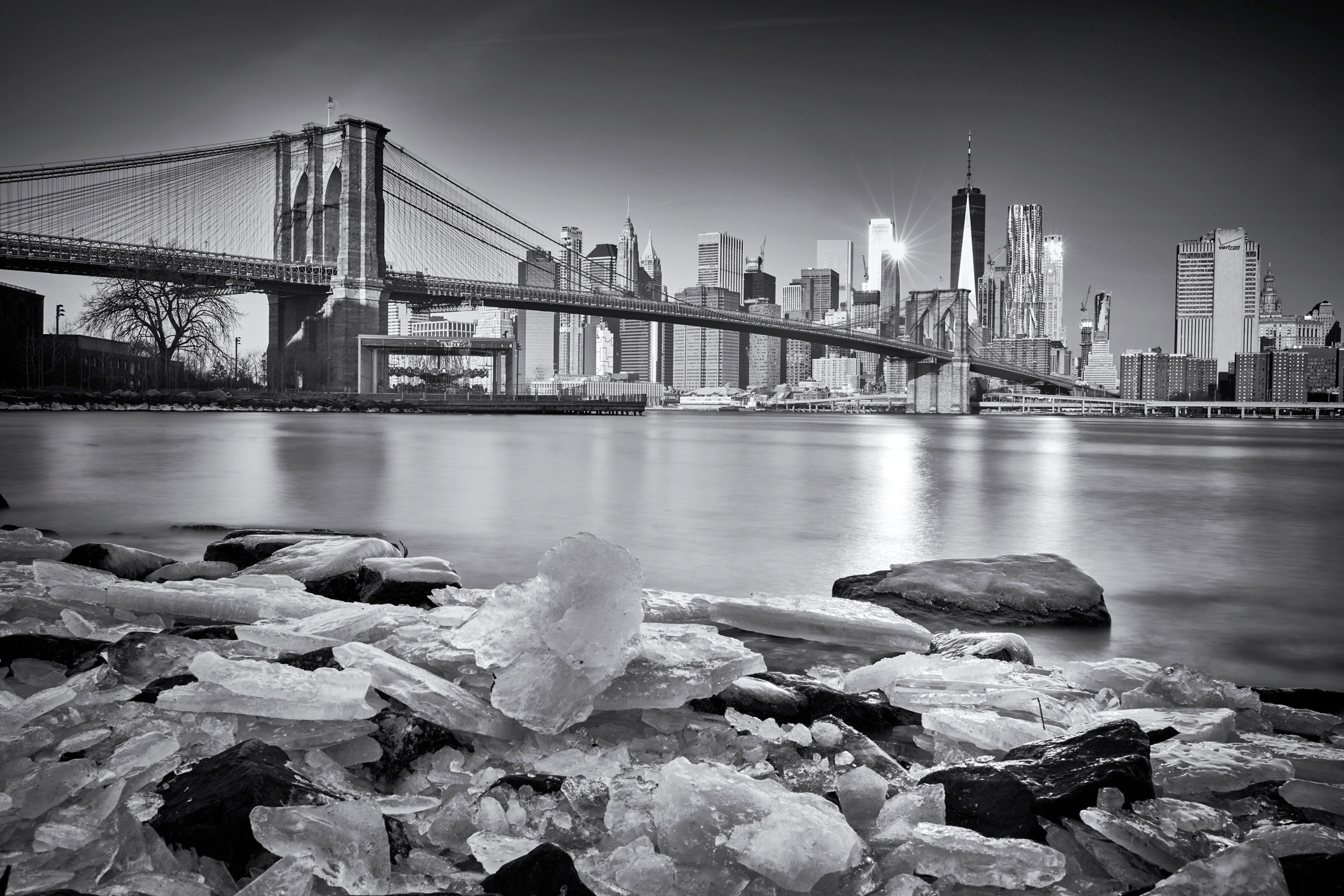 Image of Papermoon Fototapete »Photo-Art MARTIN FROYDA, NEW YORK - BROOKLYN BRIDGE«, Vliestapete, hochwertiger Digitaldruck, inklusive Kleister bei Ackermann Versand Schweiz