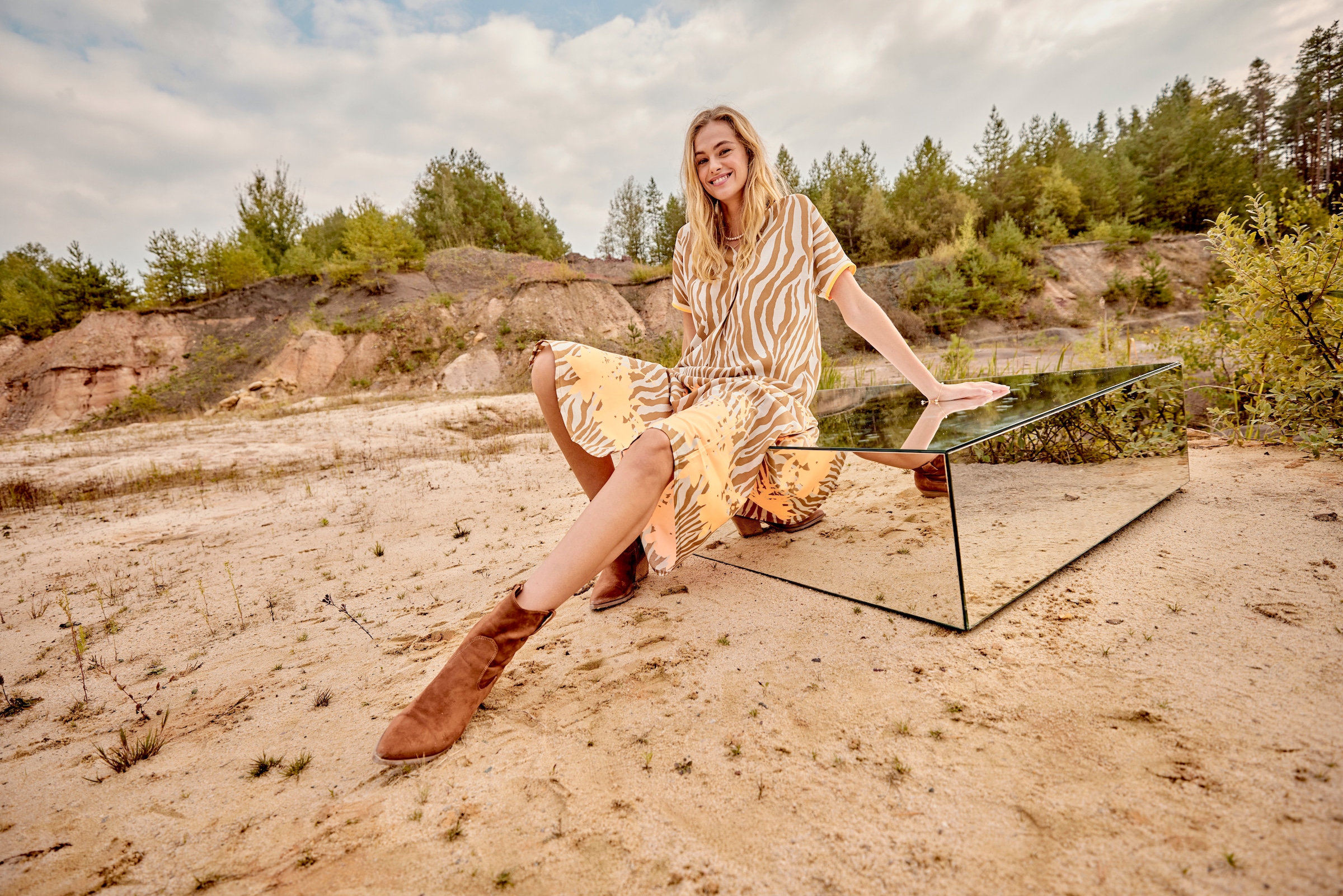 Aniston CASUAL Sommerkleid, mit Zebrastreifen und extravagantem Bordüren-Druck