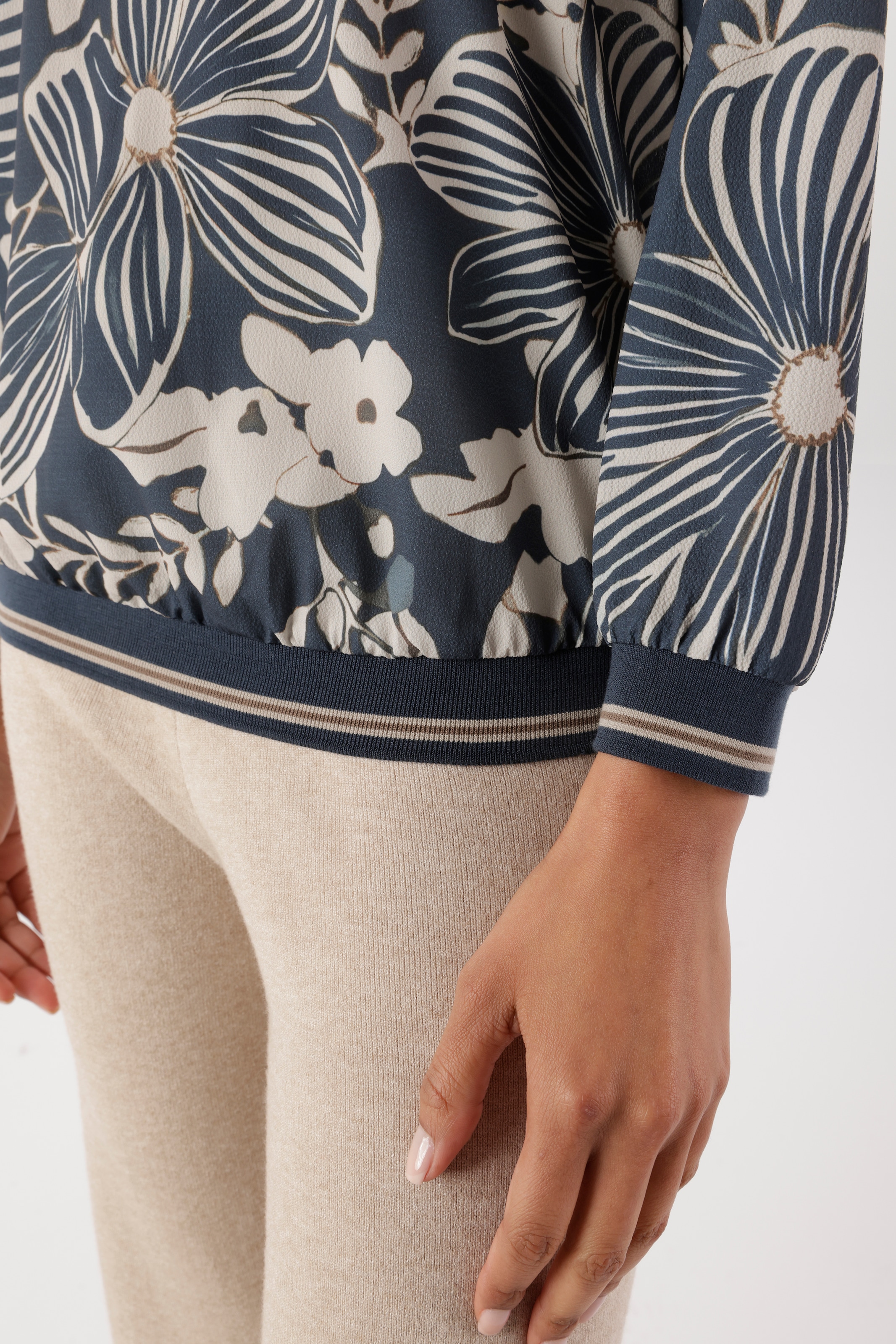 Aniston SELECTED Shirtbluse mit sportiven Bündchen und floralem Druck - NEUE KOLLEKTION