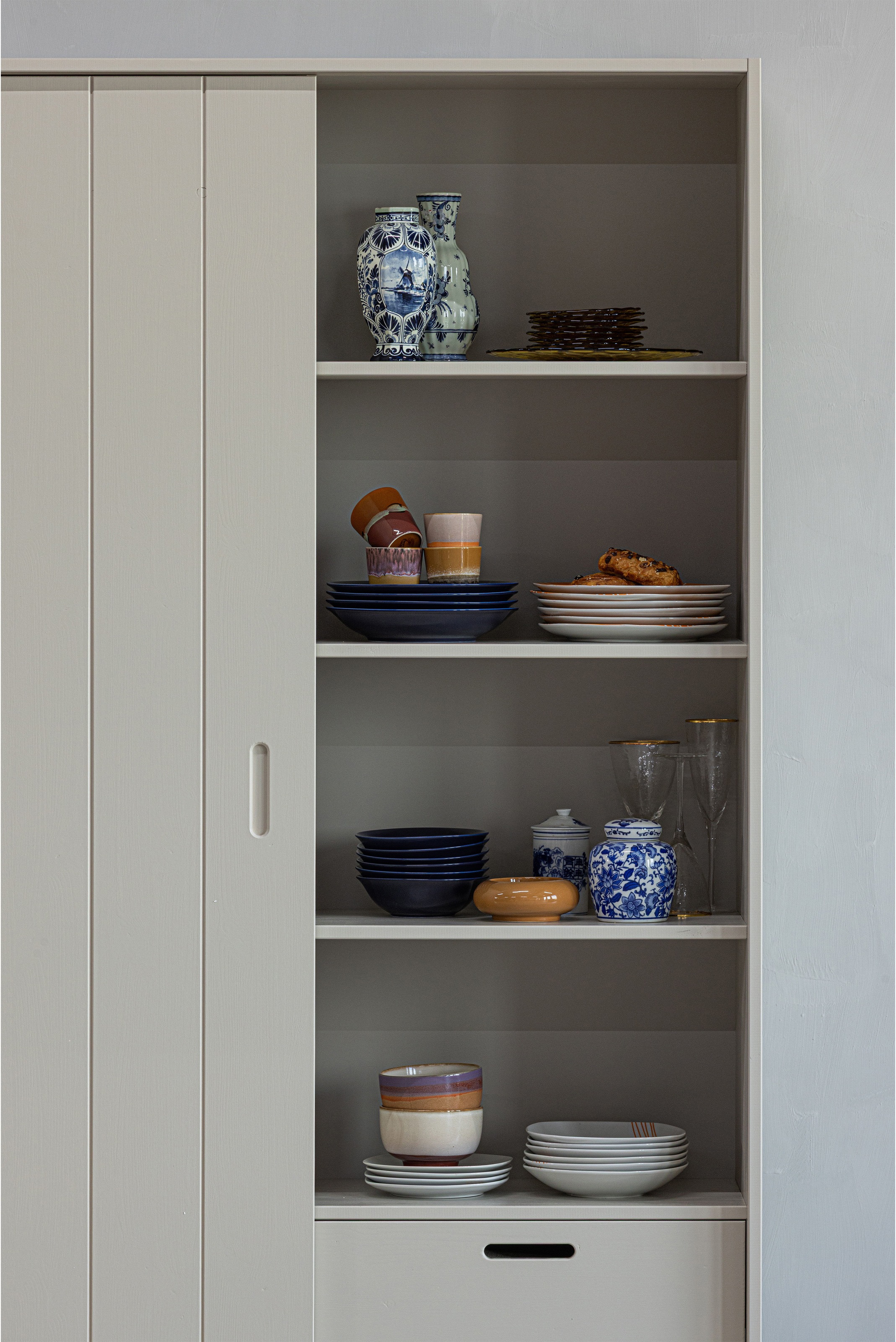 WOOOD Mehrzweckschrank »Mila FSC® Mix Kiefernholz mit Schiebetür und Schubladen 120x42x200 cm« Sichtbare Maserung, Tragkraft 10 kg pro Boden, einfach zu montieren