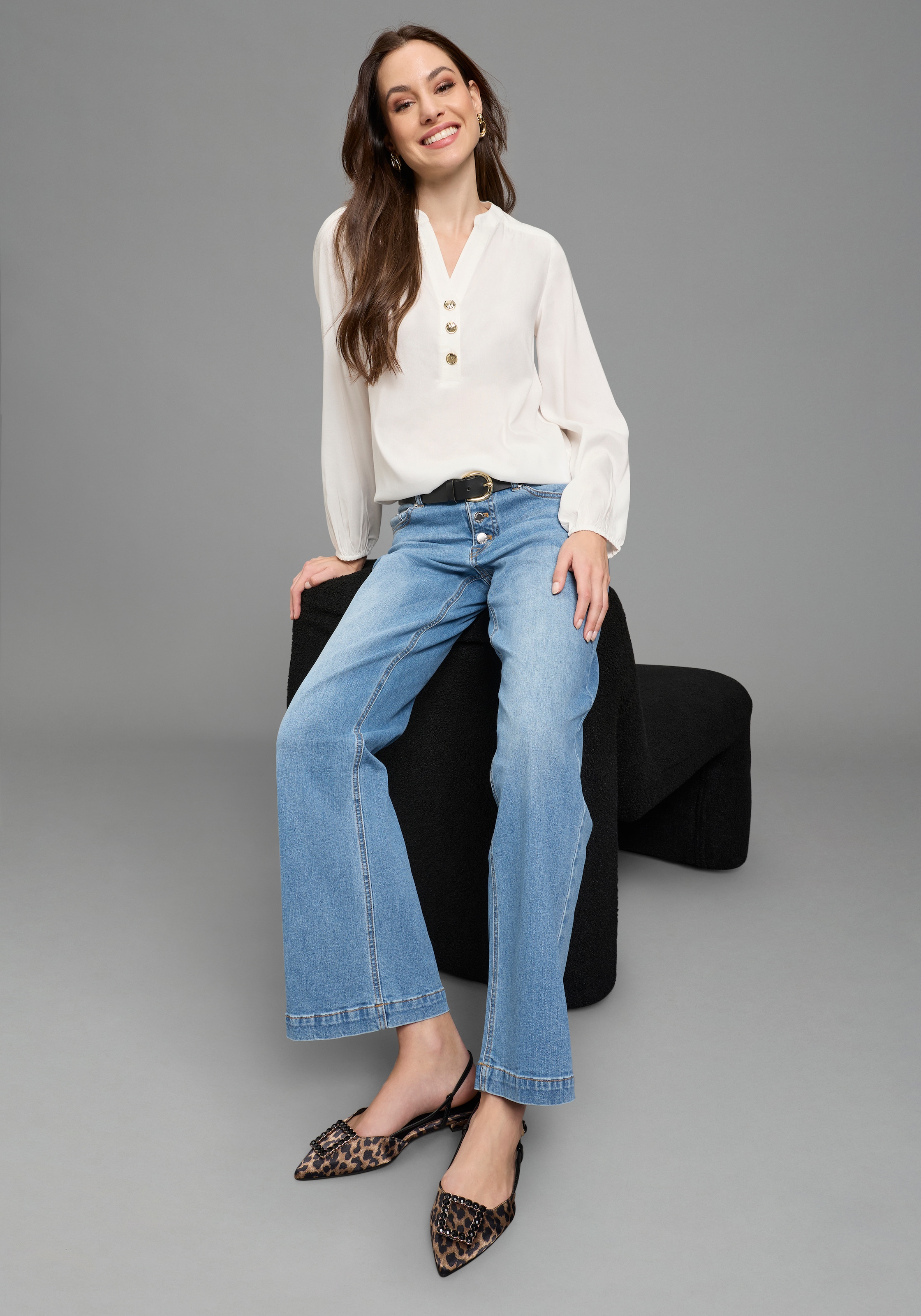 Bruno Banani Blouse à enfiler hüftlange Form mit Zierknöpfen, figurumspielende Passform