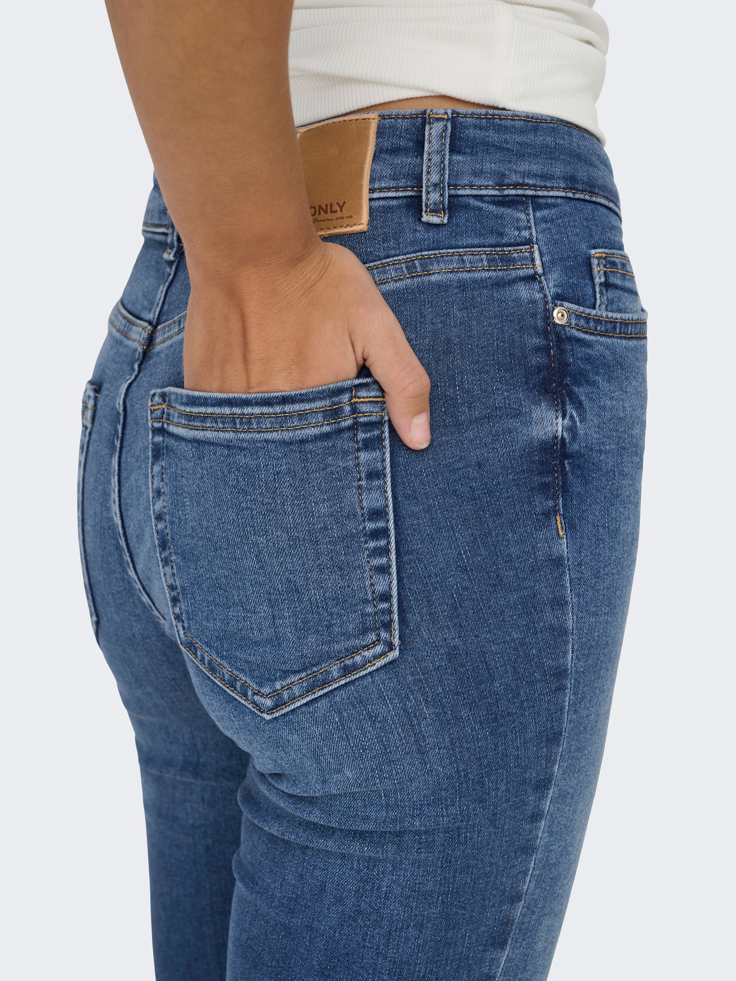 ONLY Bootcut-Jeans »ONLBLUSH – Bootcut-Jeans mit Mid Waist für bequeme Silhouette« Abriebeffekte, modisch, bootcut fit, Eingrifftaschen, unifarben