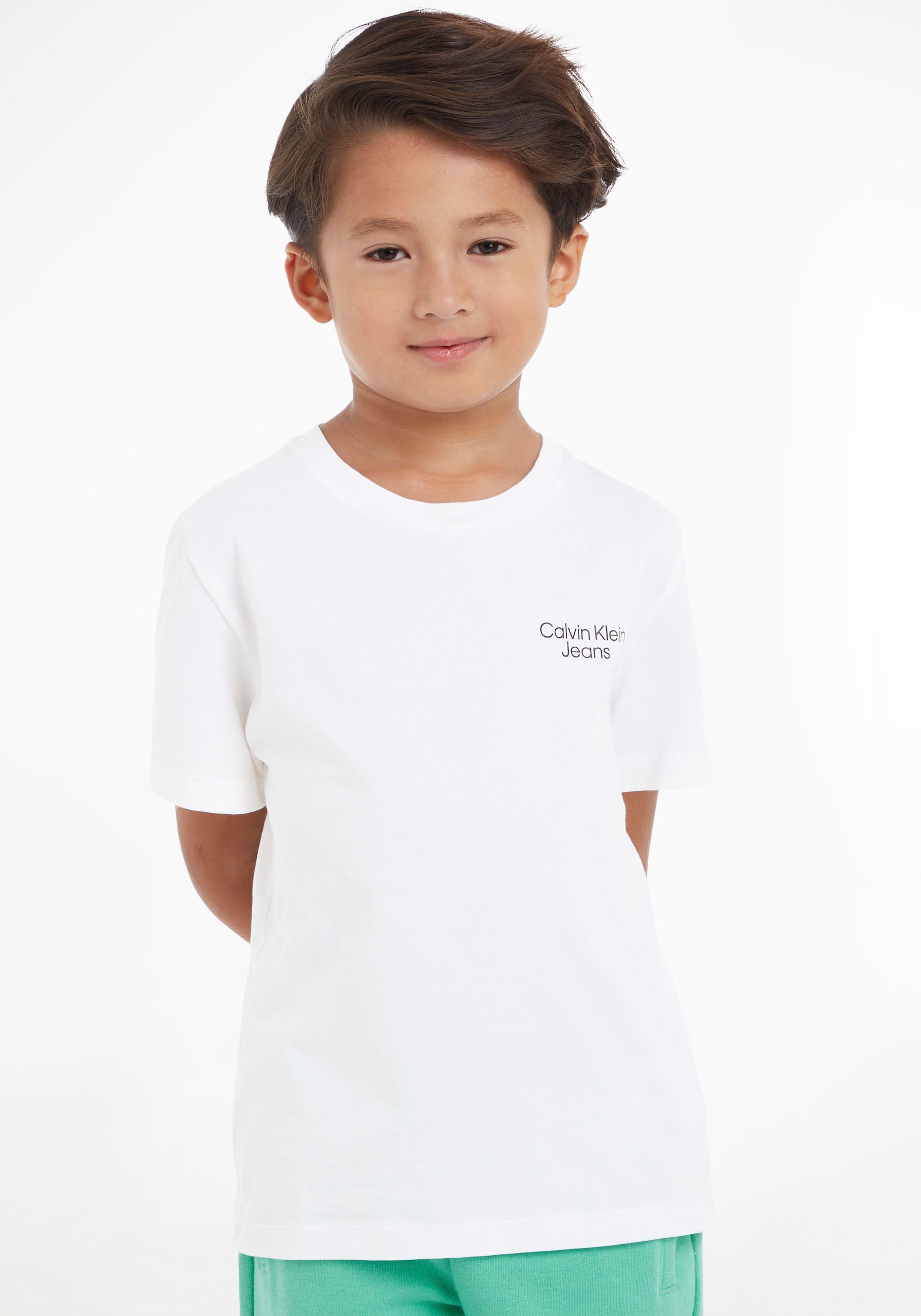 Trendige Calvin Klein der Ärmel T-Shirt, Logoschriftzug auf ohne Jeans Klein und mit Brust Mindestbestellwert shoppen Calvin am