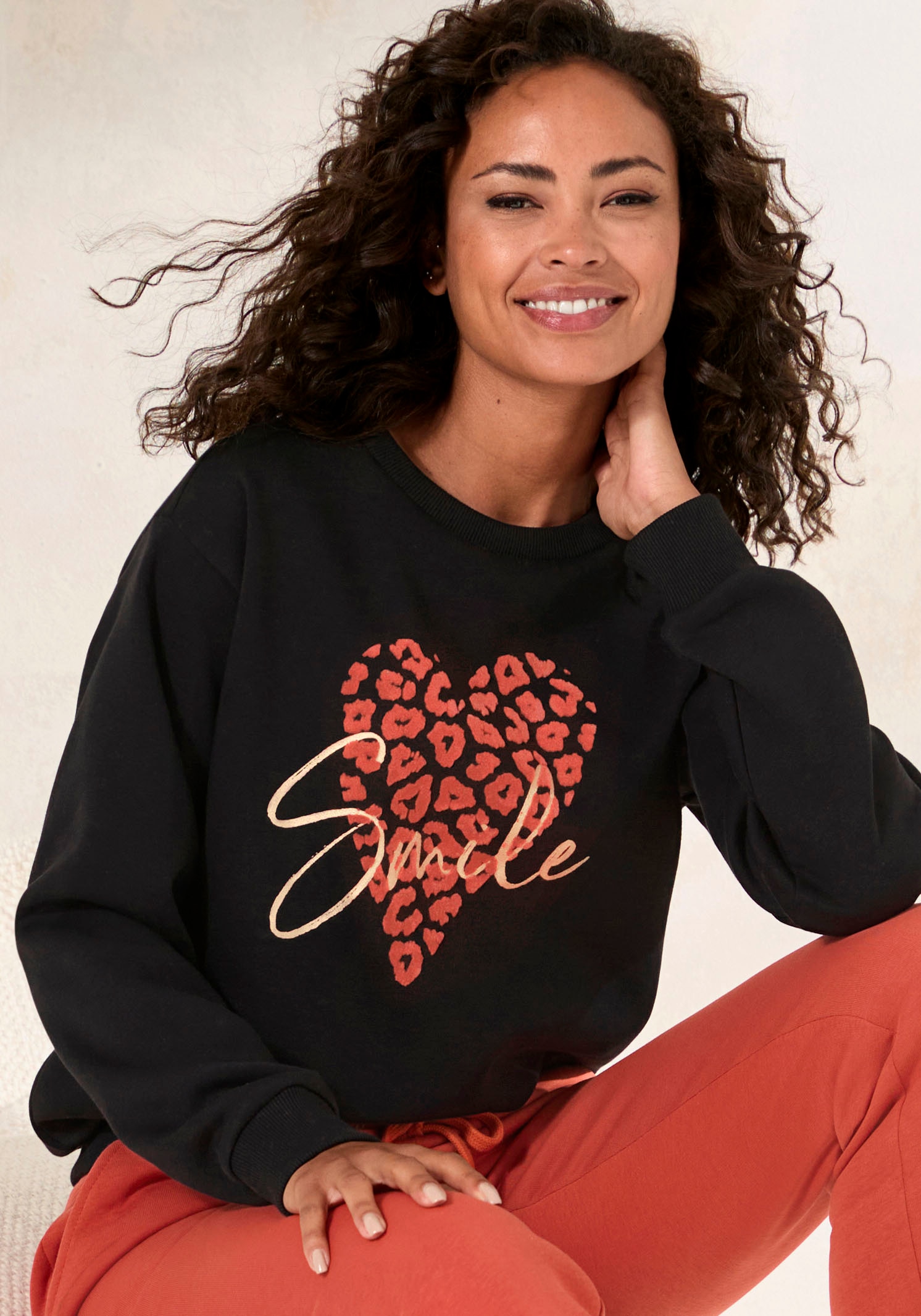 LASCANA Sweatshirt, Loungehirt mit Herz-Leo-Druck, Loungewear