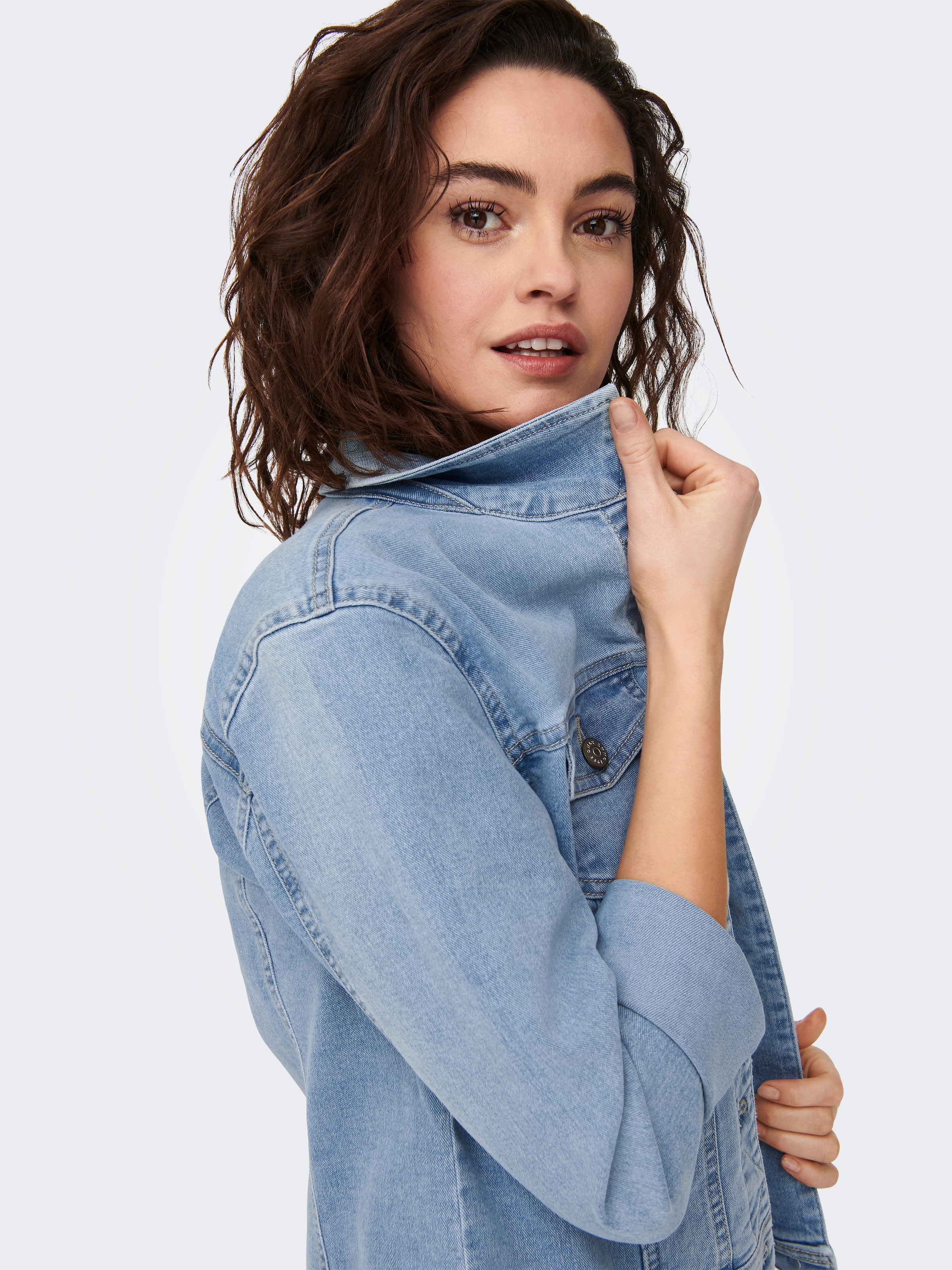 ONLY »ONLWONDER – Jeansjacke mit Teilungsnähten und Stretch« sehr figurbetont, casual, Denim, Baumwollmischung, Brusttaschen