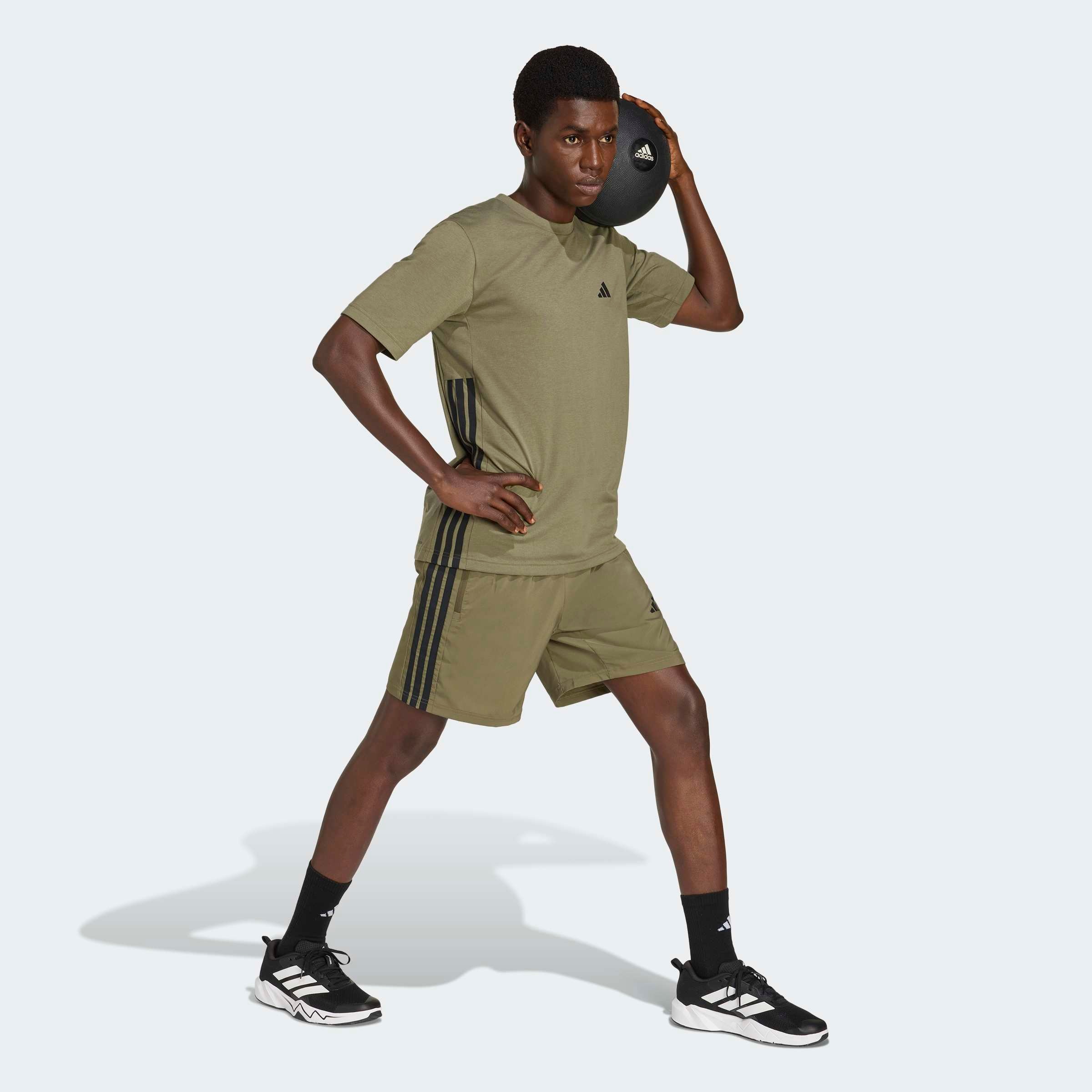 adidas Performance Short »WORKOUT ESSENTIALS BASE 3 STRIPES WOVEN«  pour fitness et mode sportive, coupe normale
