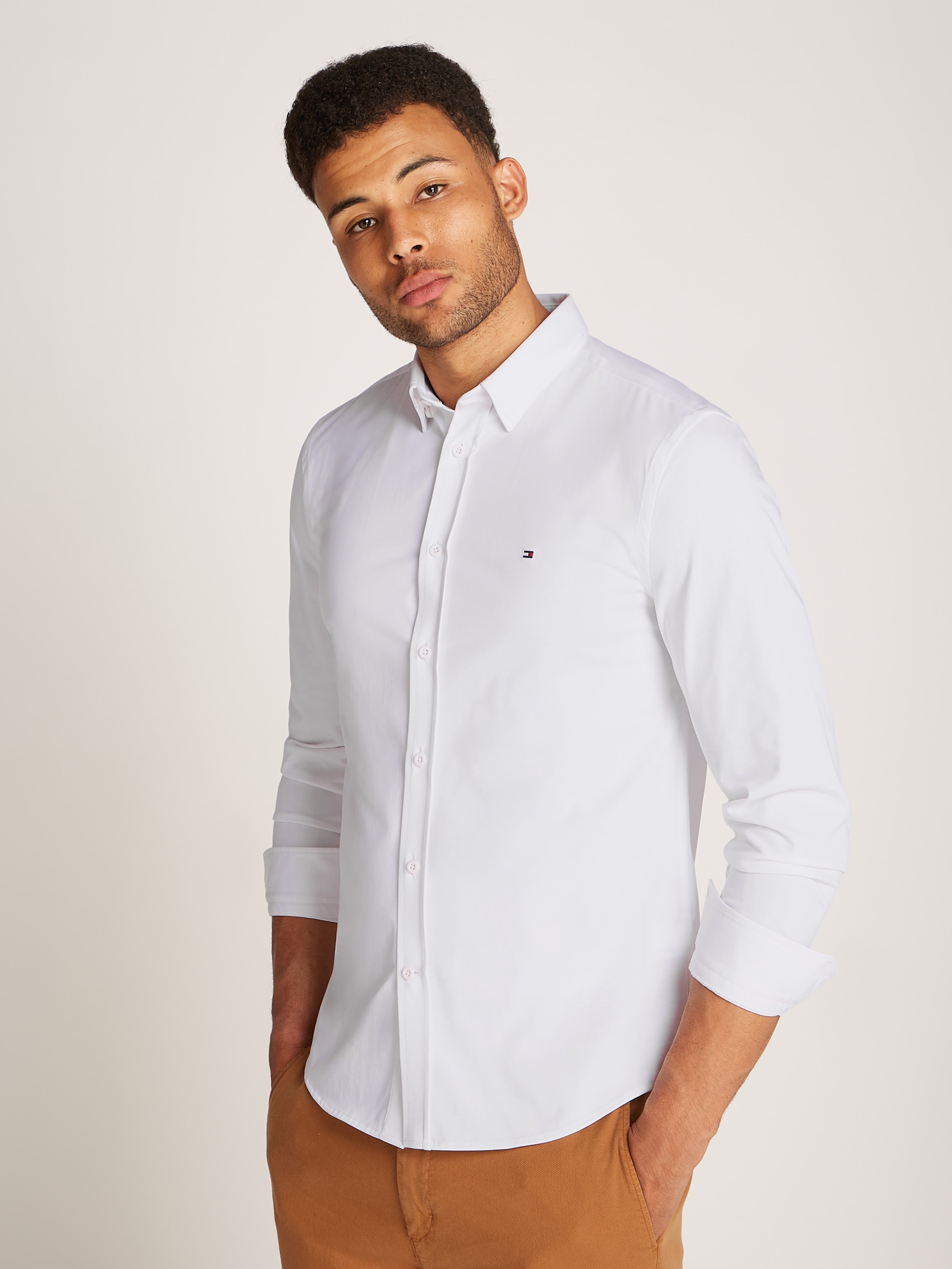 Tommy Hilfiger Businesshemd »PERFORMANCE KNIT SOLID Slim Fit SHIRT« mit Logostickerei