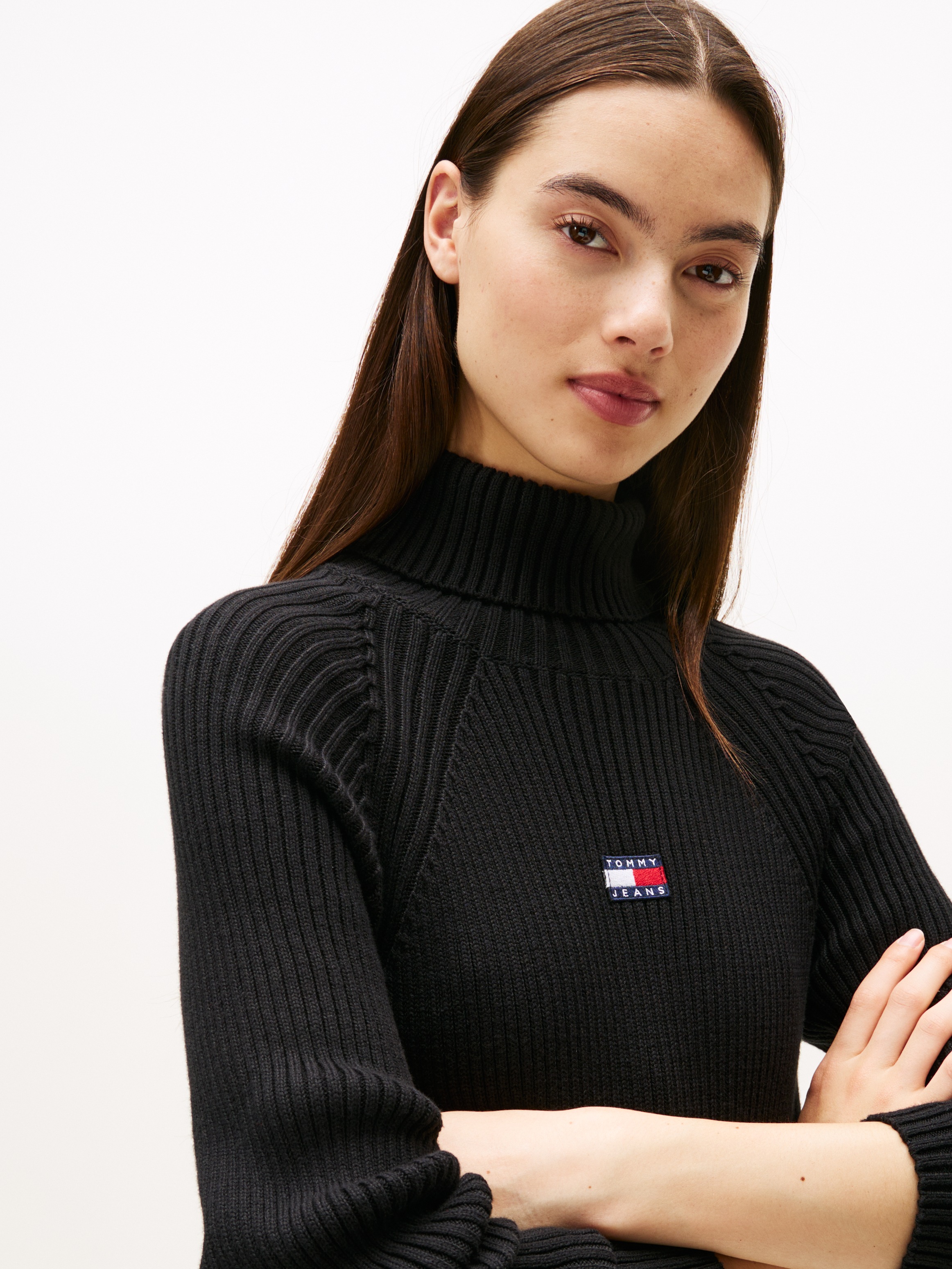 Tommy Jeans Strickkleid »TJW MOCKNECK BADGE SWEATER DRESS«