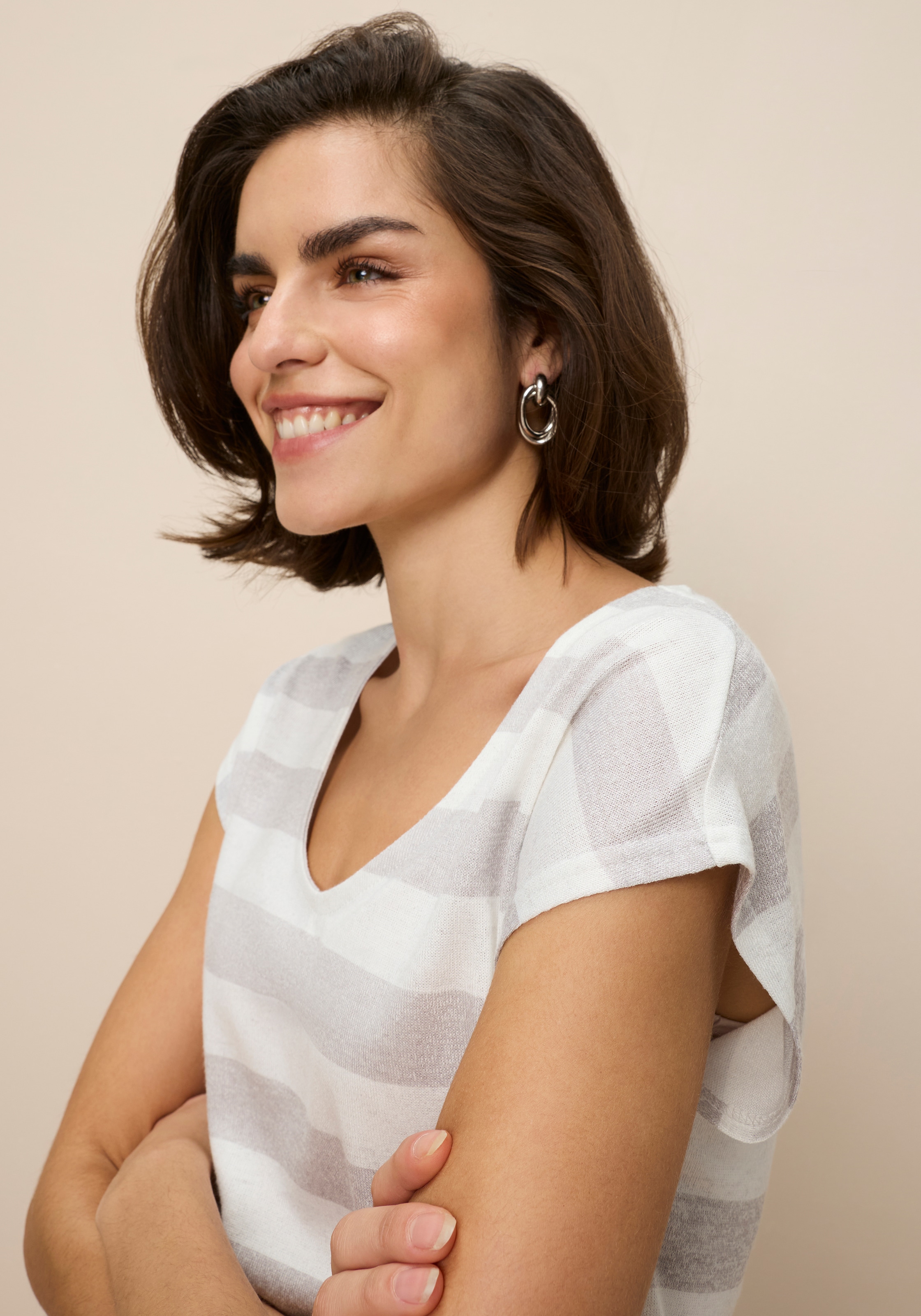 Tamaris T-shirt en V mit lässigem Schnitt und Streifen