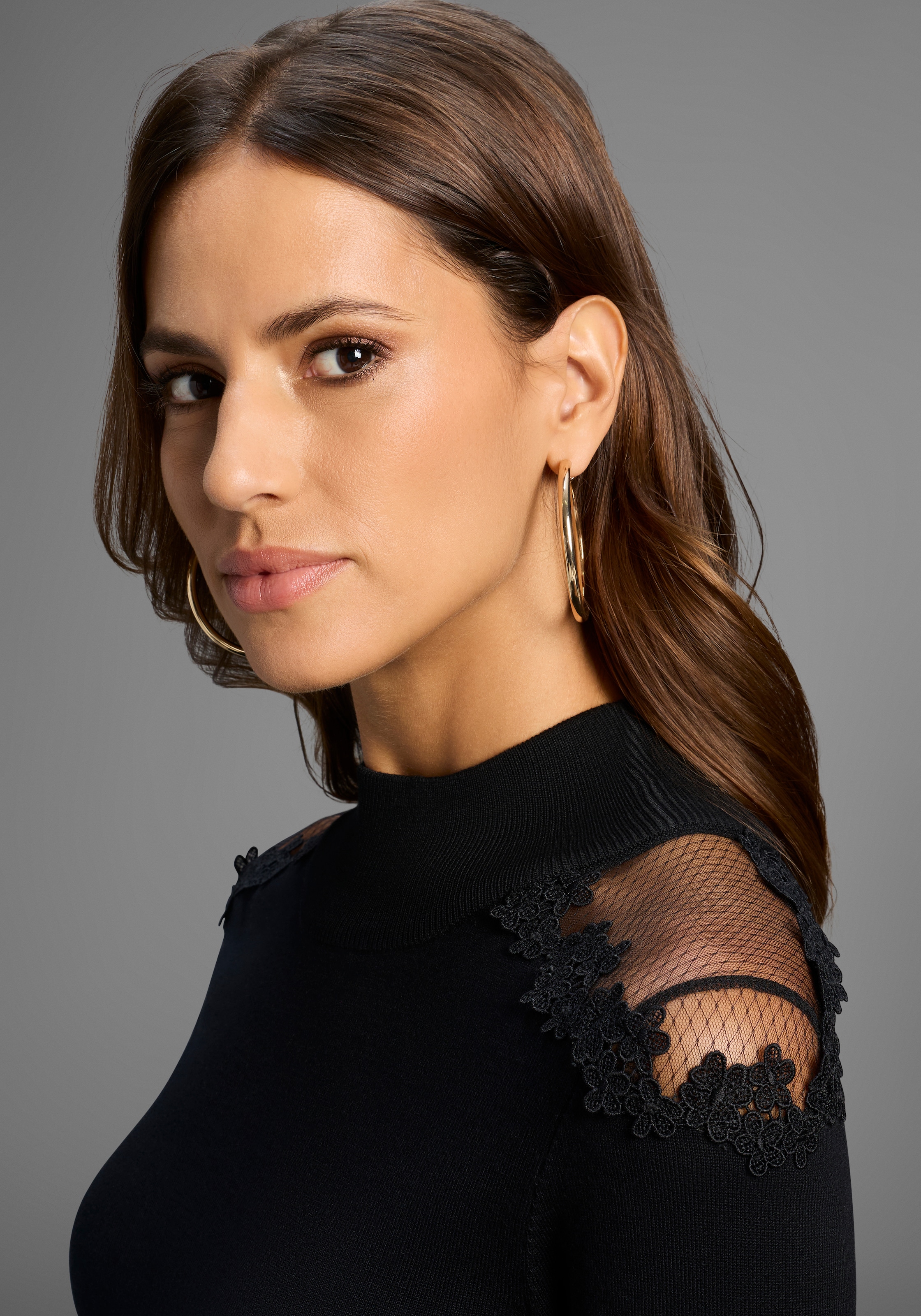 Bruno Banani Strickkleid Ohne Taschen mit besonderem Spitzen-Einsatz an der Schulter