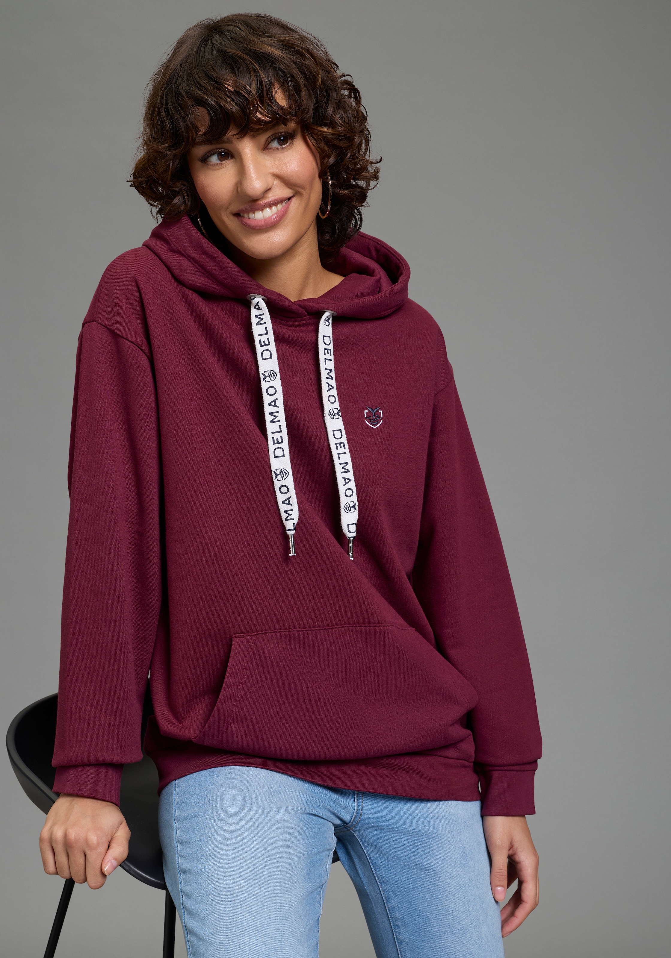 Image of DELMAO Kapuzensweatshirt, Weiche Baumwollmischung mit Kängurutasche und bedruckter Kordel