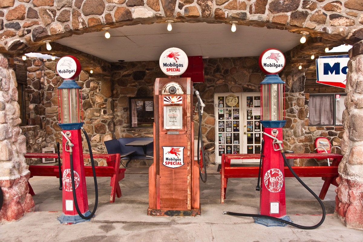 Papermoon Fototapete "Alte Tankstelle"